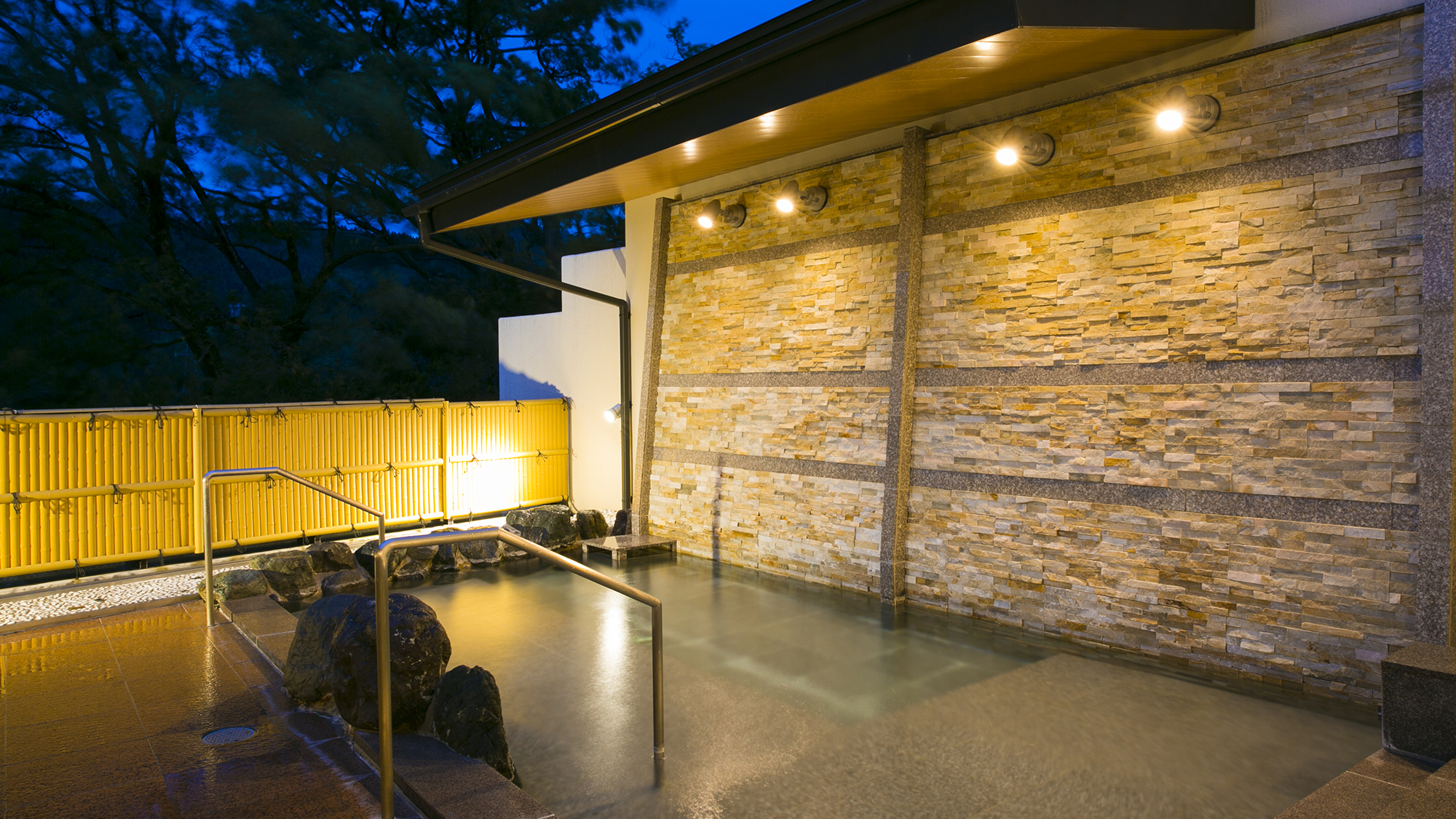 【はるかの湯：露天風呂】爽やかな里山の風と、熱めの温泉が心地よい岩風呂。