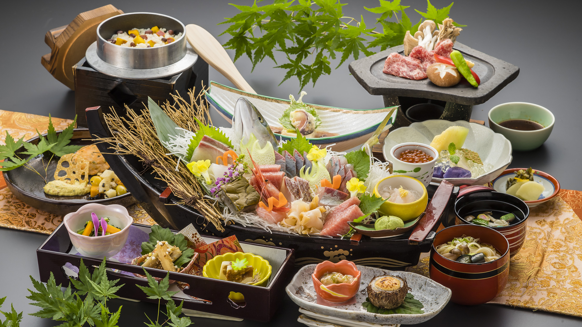 【富山湾の宝石舟会席】お祝いの席にも嬉しい華やかな舟盛りには、富山湾で獲れた朝獲れの鮮魚がたっぷり。