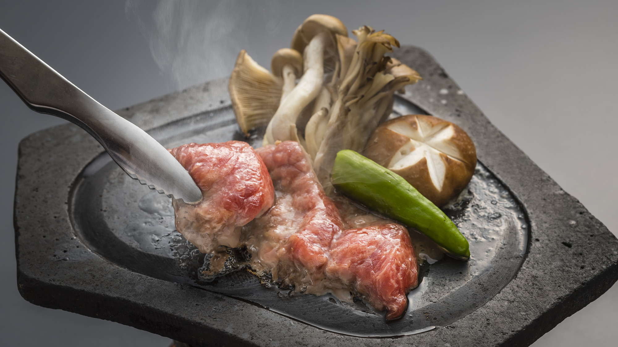 【牛肉の溶岩焼き】ご自身のお好み加減に仕上げ、特製のもろみたれでお召し上がりください。