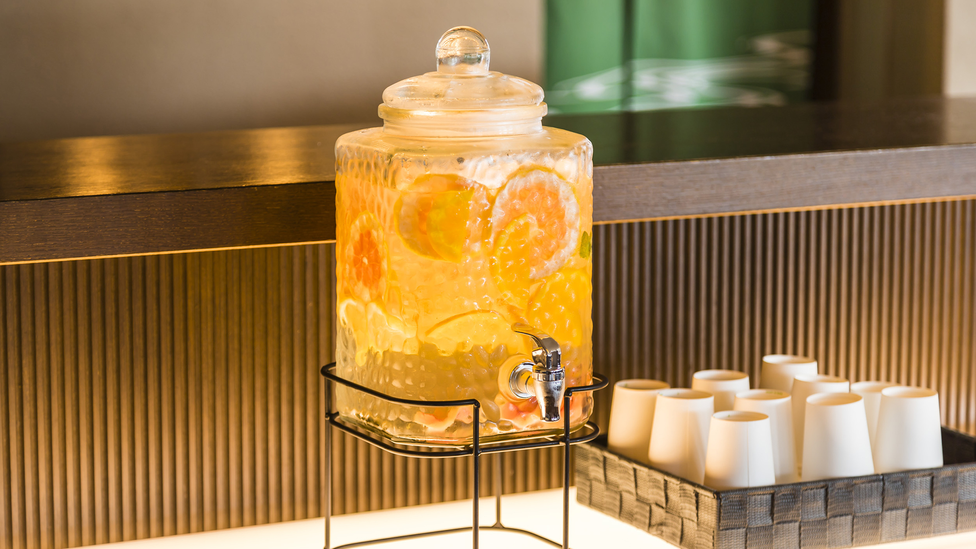 【ウェルカムサービス】デトックスウォーターをご提供しております。ご到着時に喉を潤してください。