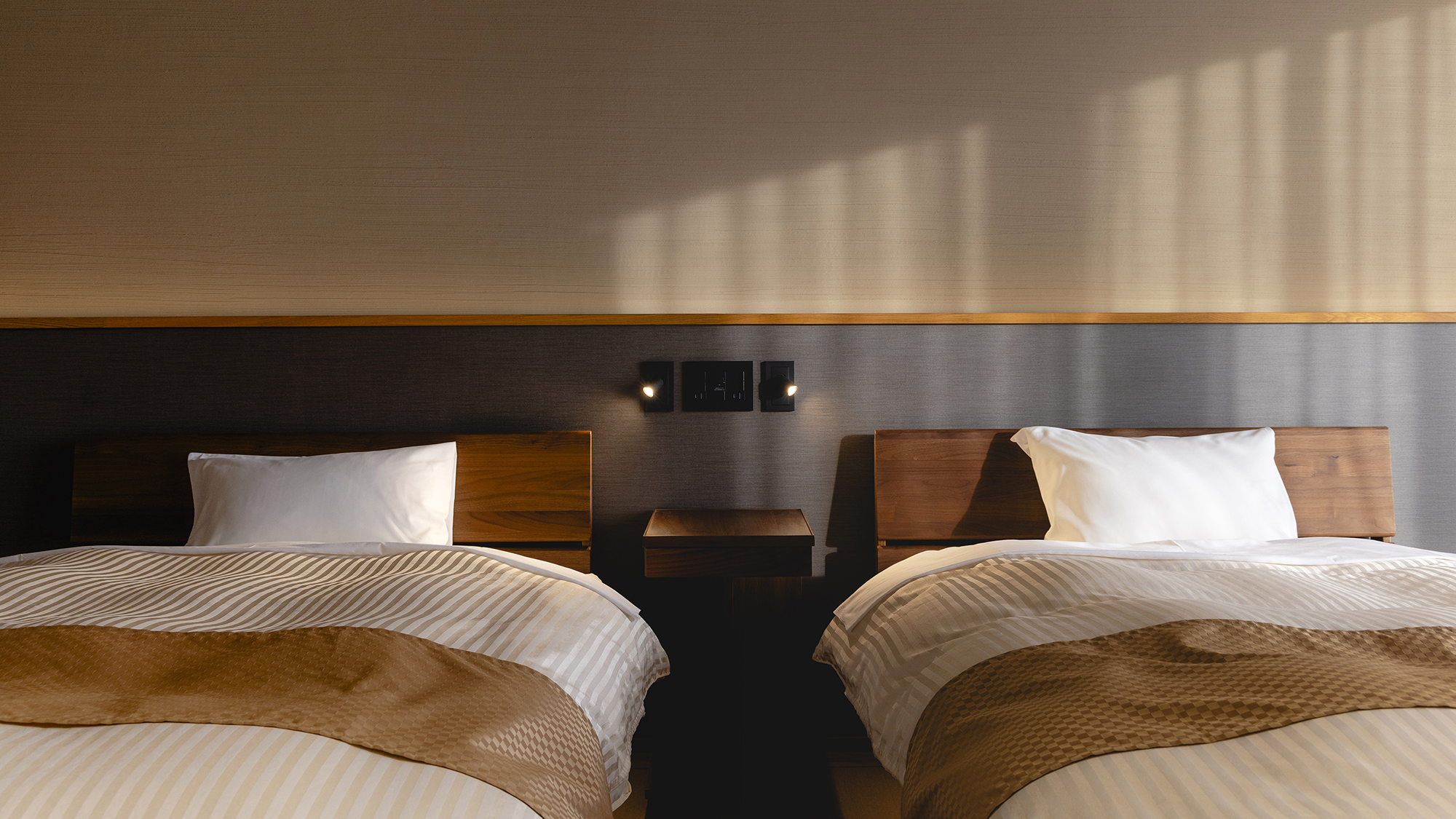 【モダン和洋室】優しく光が入るお部屋。お食事の時間までの微睡みも、旅ならではの贅沢。