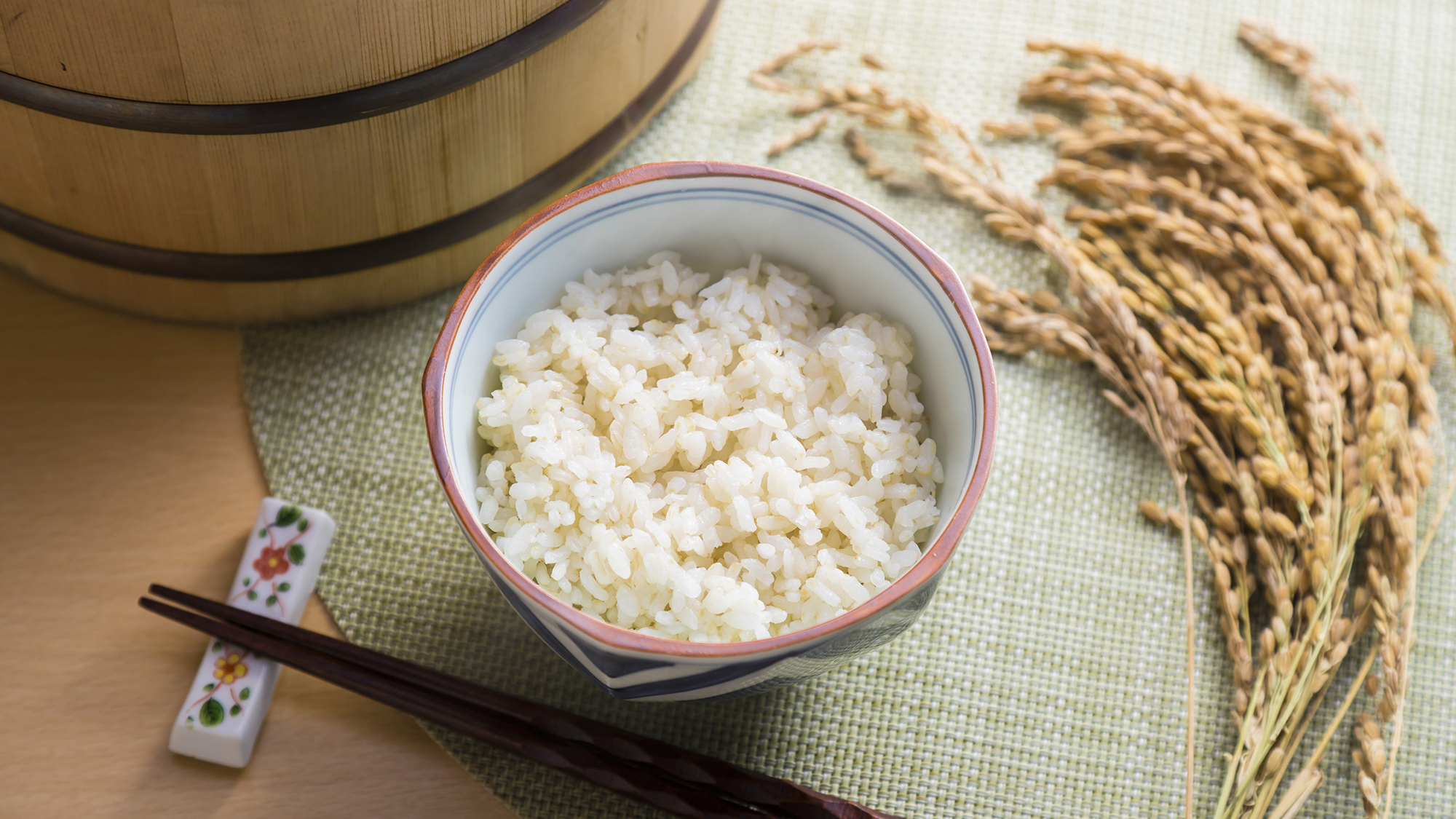 【ご朝食】その日の朝に精米し窯で炊き上げる「今搗き米」。みずみずしさと甘みの違いをご賞味ください。