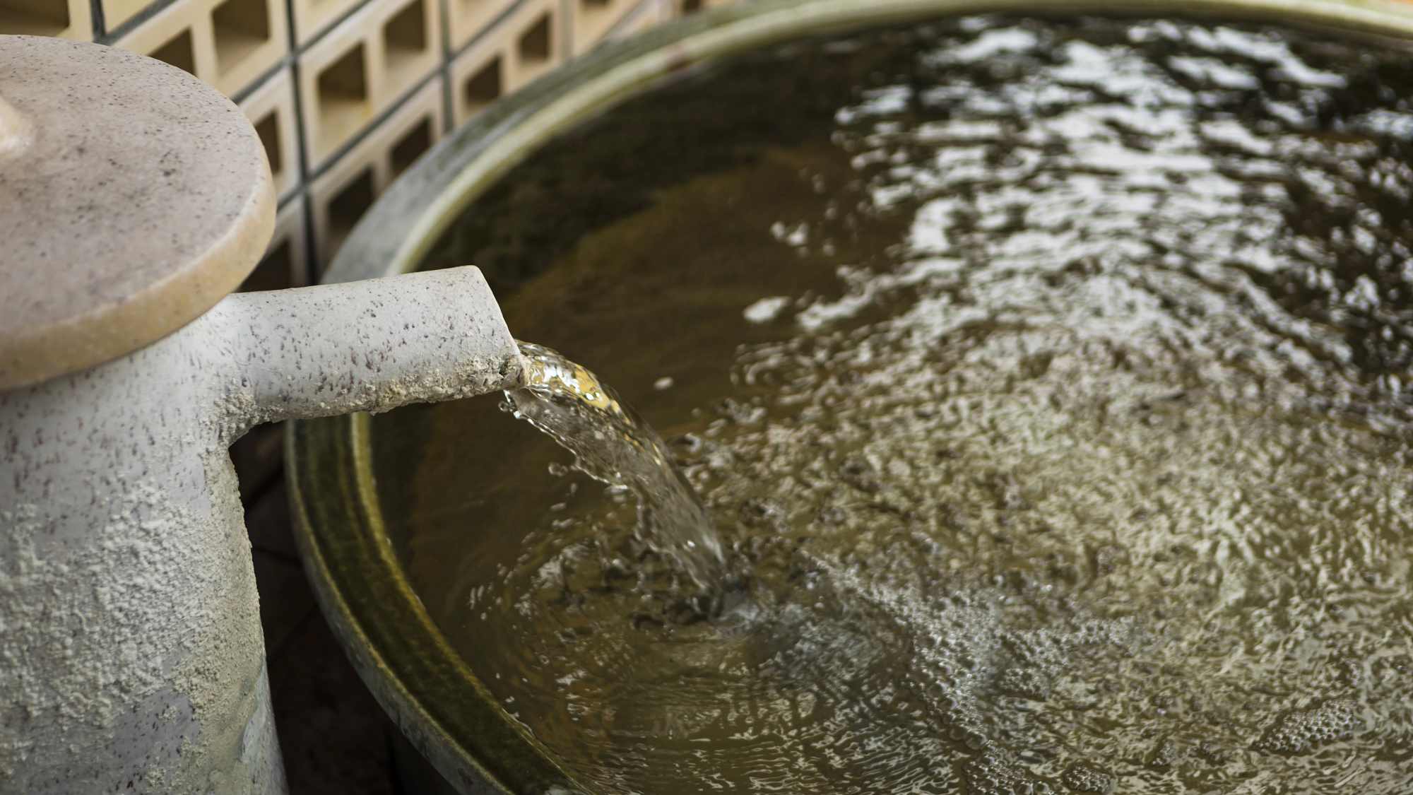 【はるかの湯：露天風呂】ぬるめの壺風呂は、時間をかけてじんわりと疲れをほぐしていただけます。