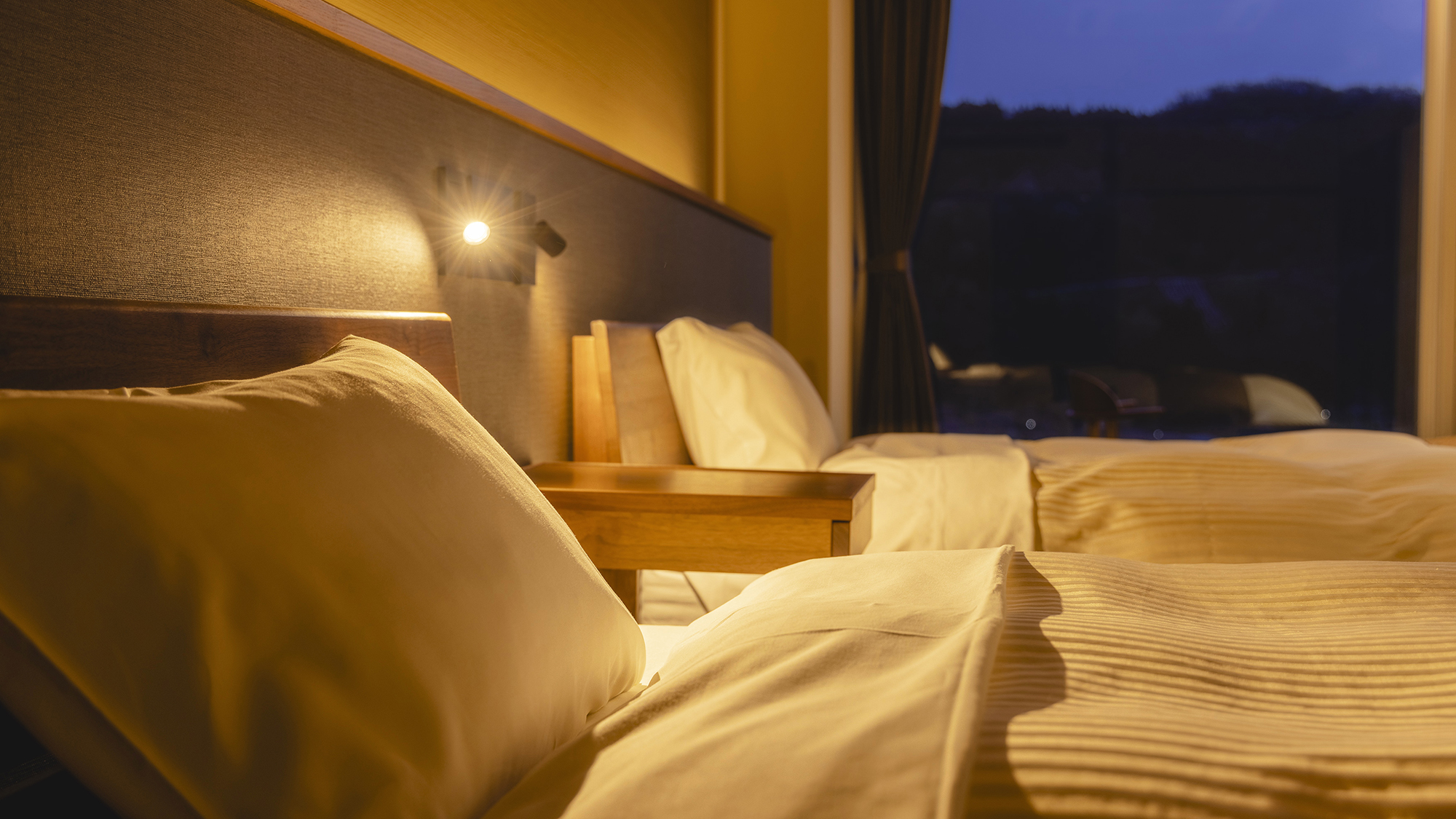 【モダン和洋室】ゆっくりと空の色が変わりゆく中で、やわらかな灯りと木のぬくもりが心を癒します。