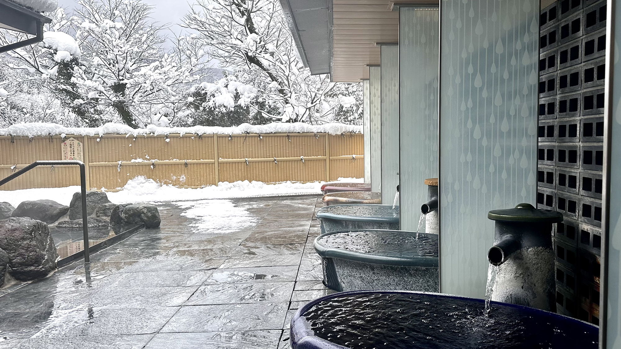 【しずかの湯：露天風呂】限られた日にだけ楽しめる「雪見風呂」。美しい冬の贅沢に癒されてください。