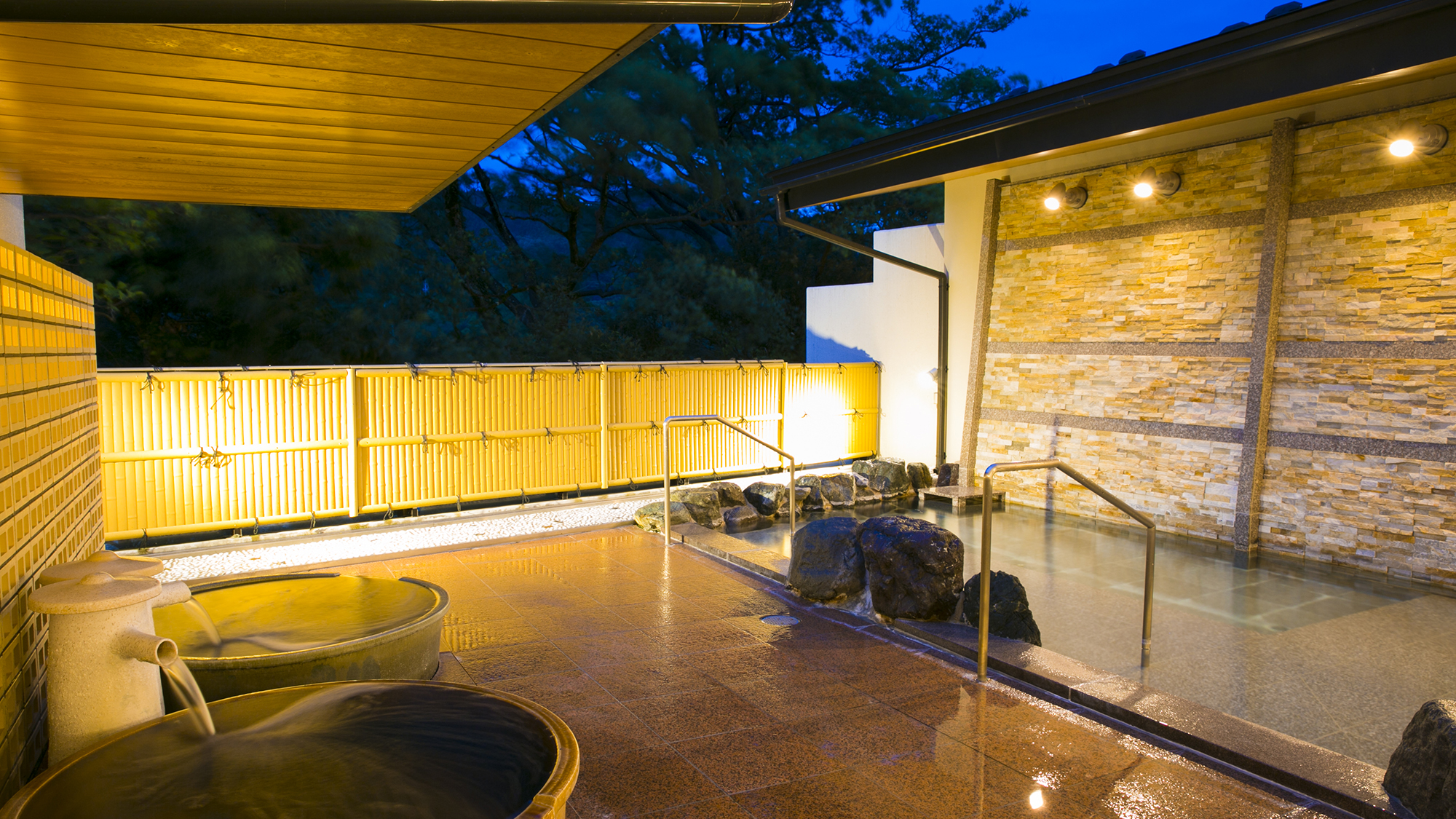 【はるかの湯：露天風呂】夜と朝で異なる雰囲気が味わえる露天風呂。ぜひどちらもお楽しみください。