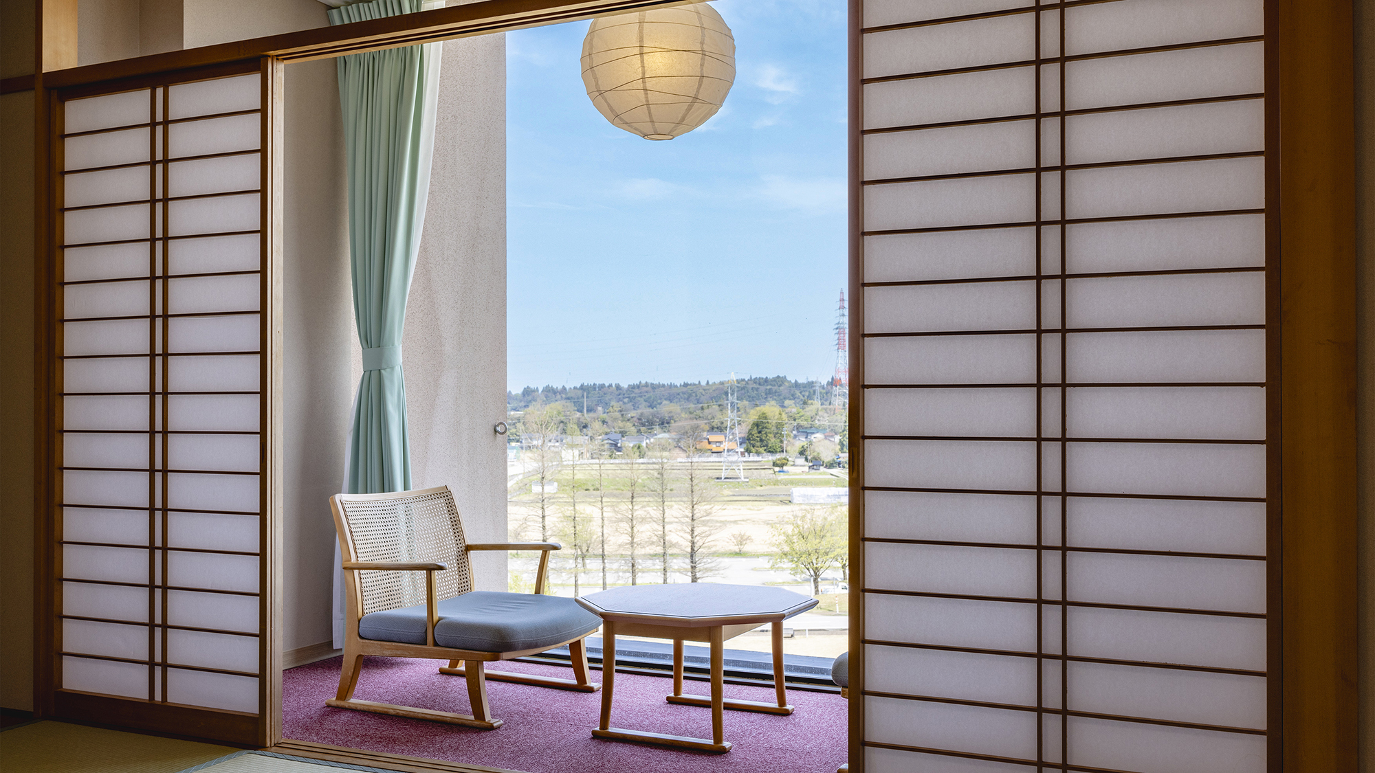 【特別室】朝の目覚めを優しい光が照らす、山々を見渡す大きな窓。