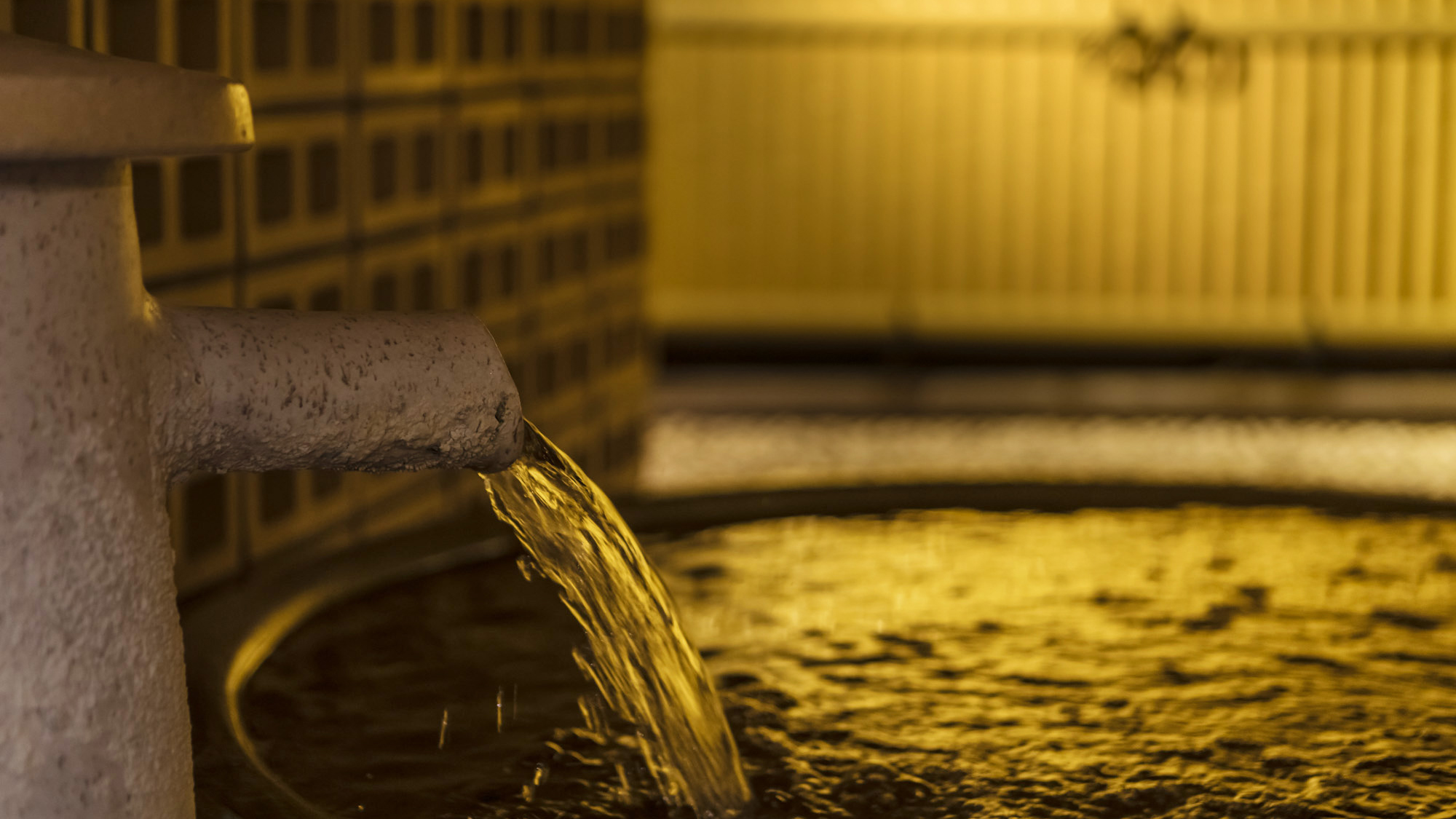 【はるかの湯：露天風呂】ぬるめの壺風呂は、時間をかけてじんわりと疲れをほぐしていただけます。