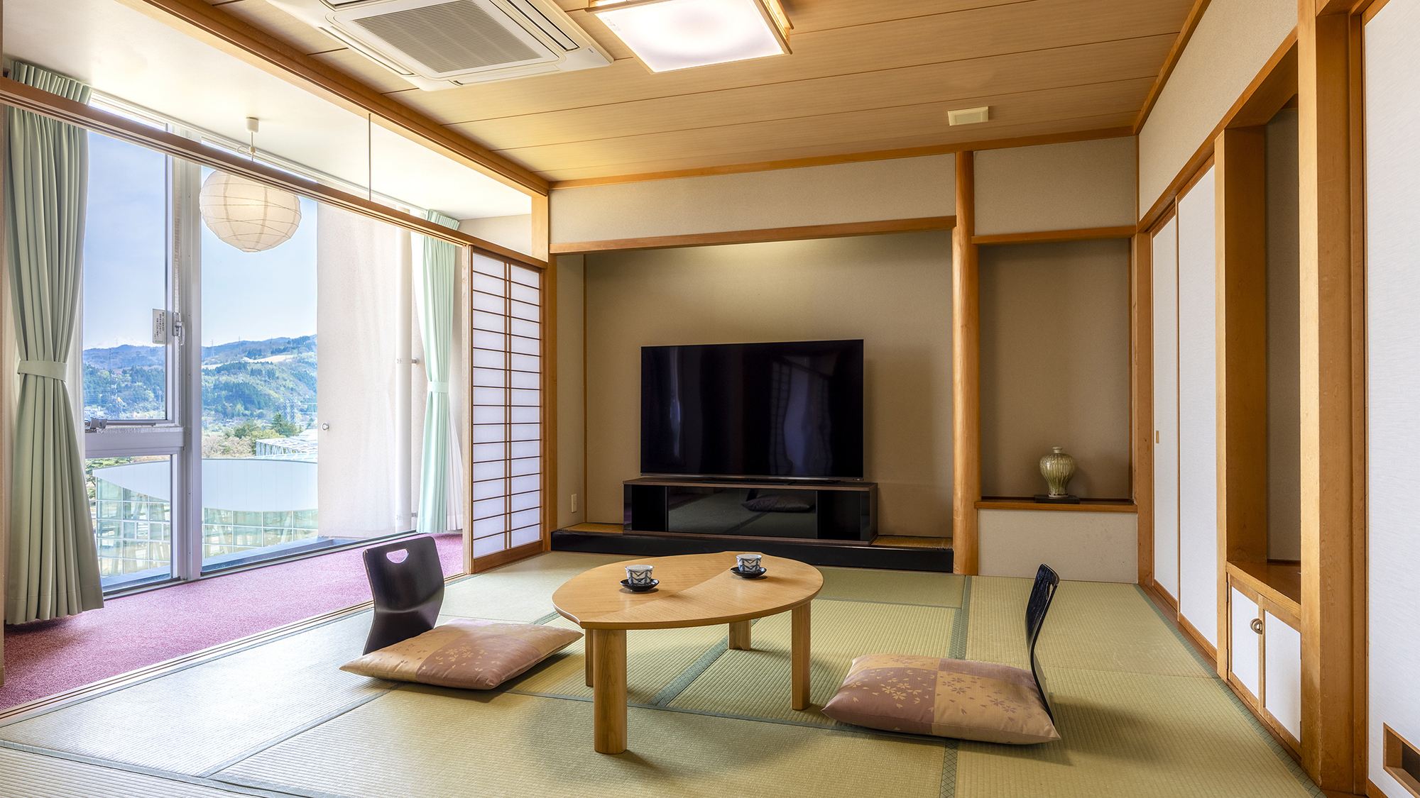 【特別室】大きなテレビは家族での団欒にも嬉しい設備です。