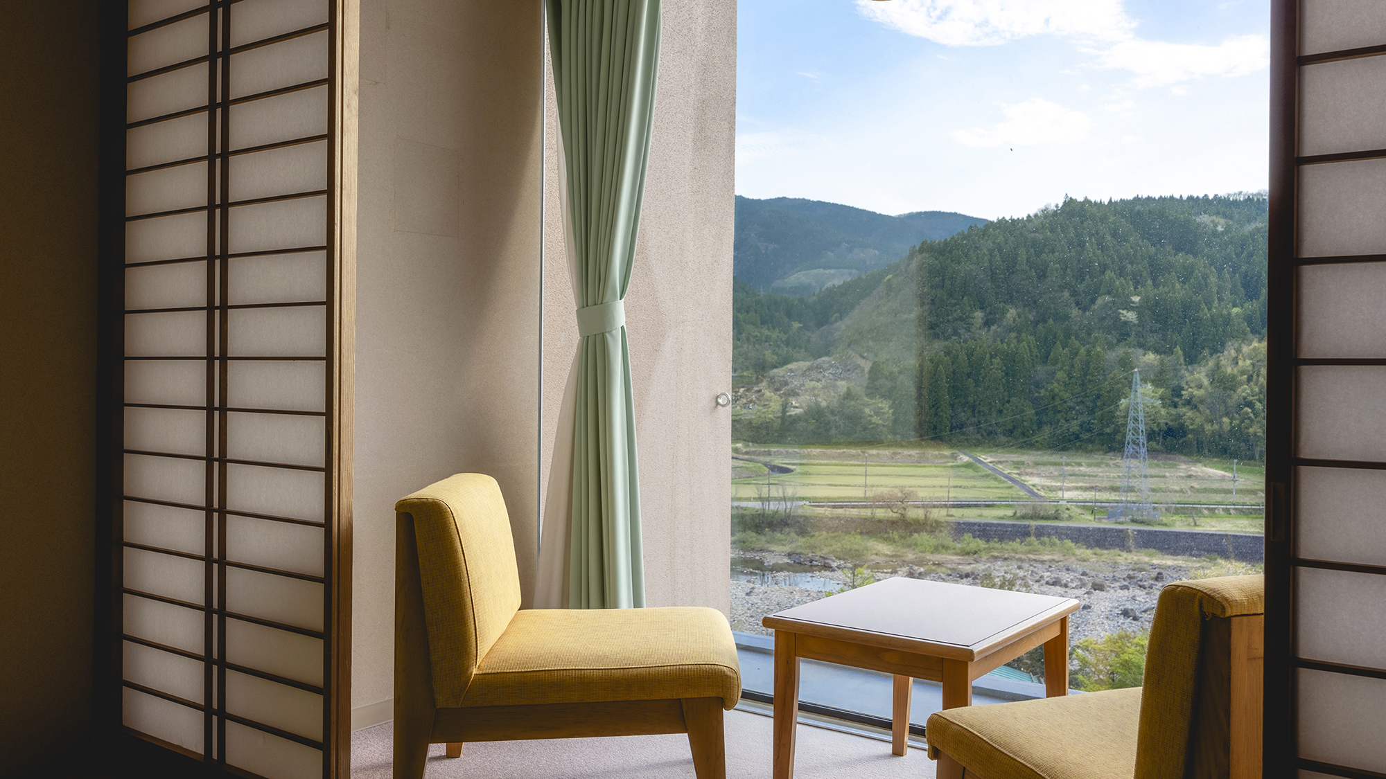 【和室】光がやさしく入る空間は、心をそっと落ち着かせてくれます。