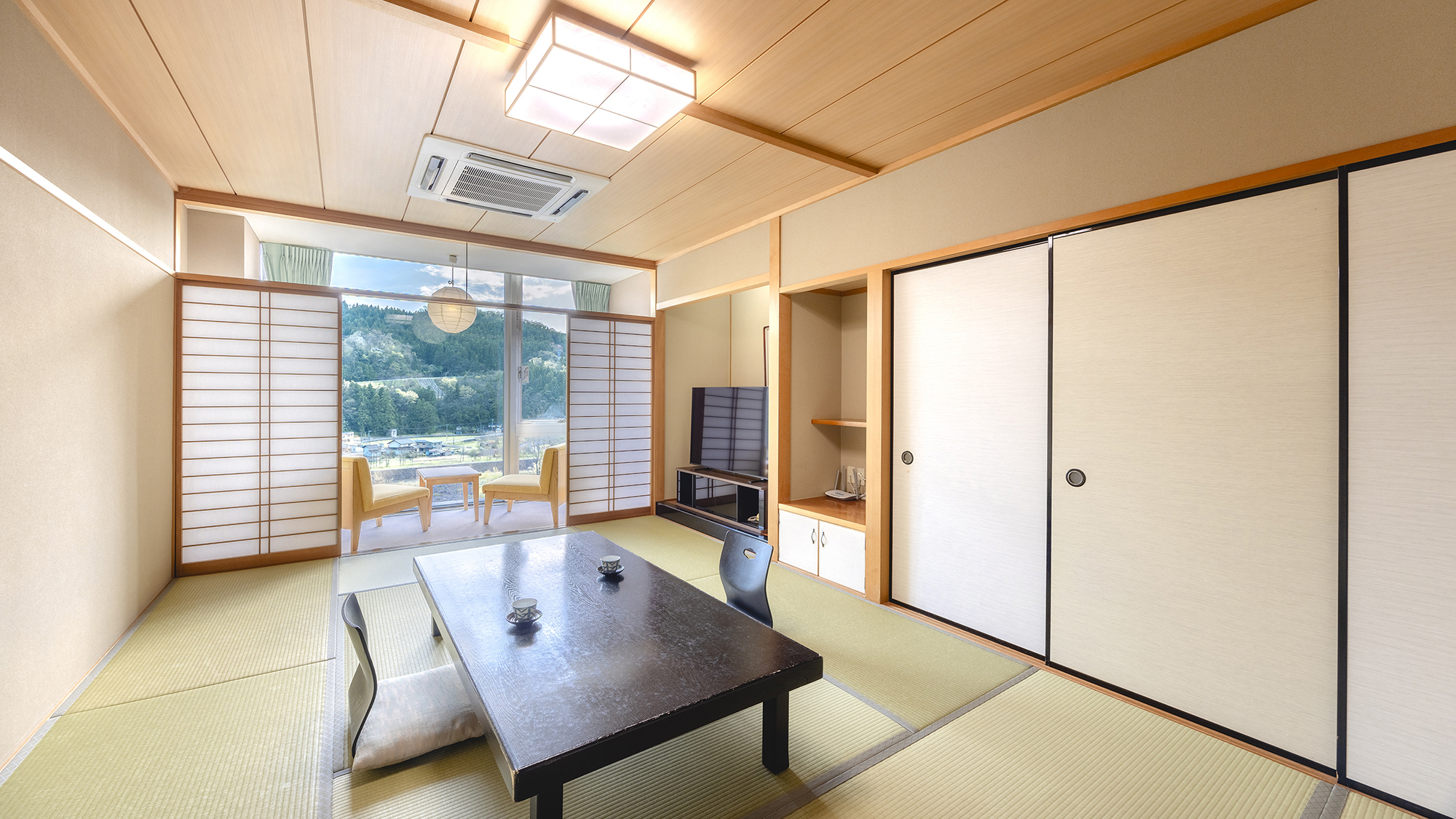 【和室】光がやさしく入る空間は、心をそっと落ち着かせてくれます。