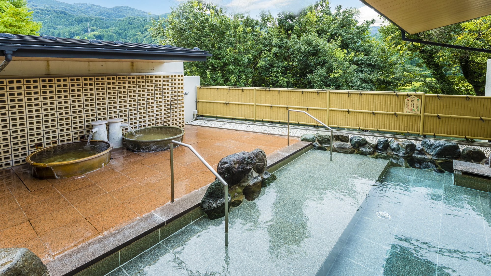 【はるかの湯：露天風呂】岩風呂・壺風呂はそれぞれ水温が違い、お好みに合わせてお選びいただけます。