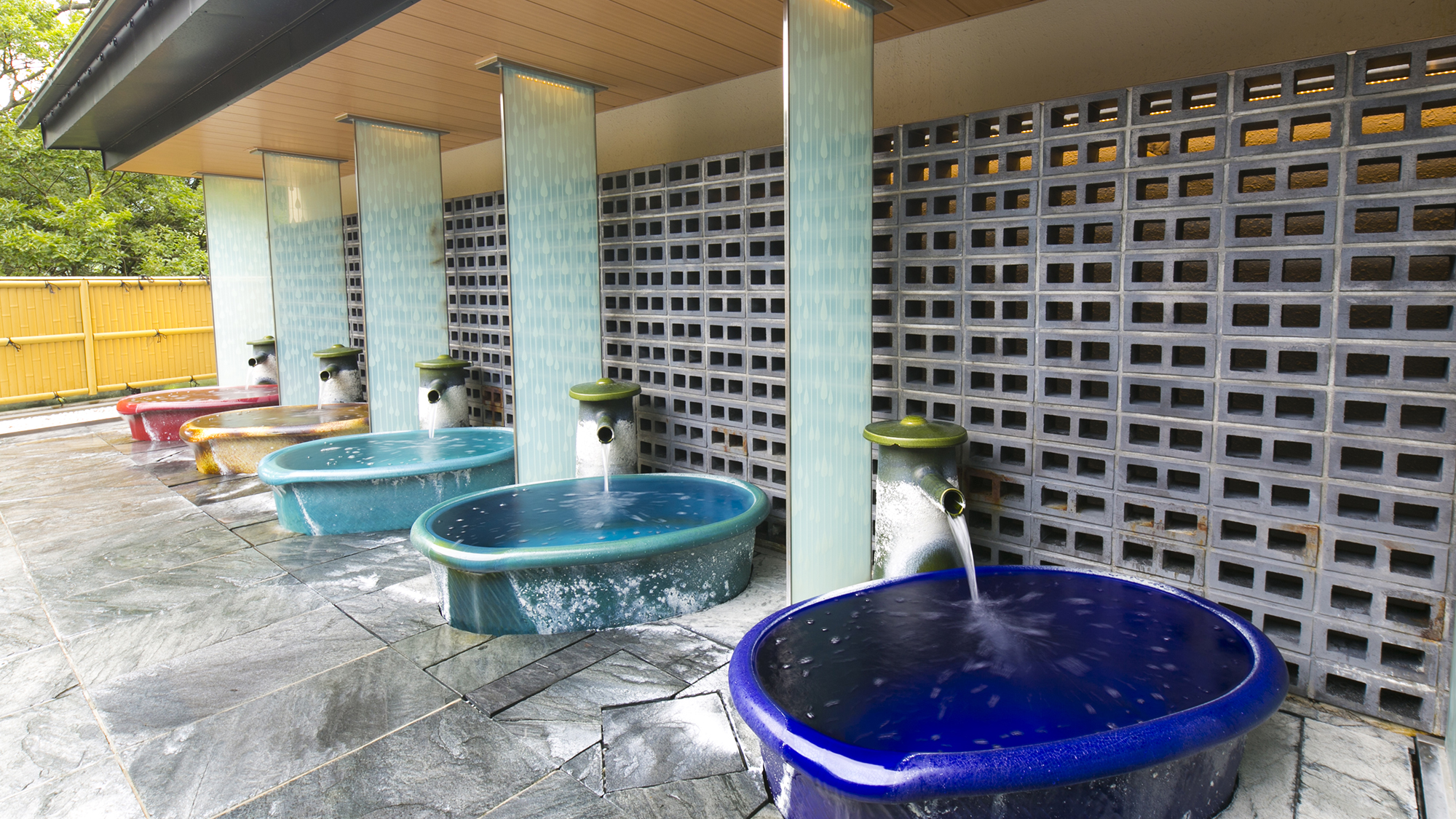 【しずかの湯：露天風呂】プライベートに楽しめる5つの壺風呂。好きな色の湯船に浸かるのも粋な楽しみ。