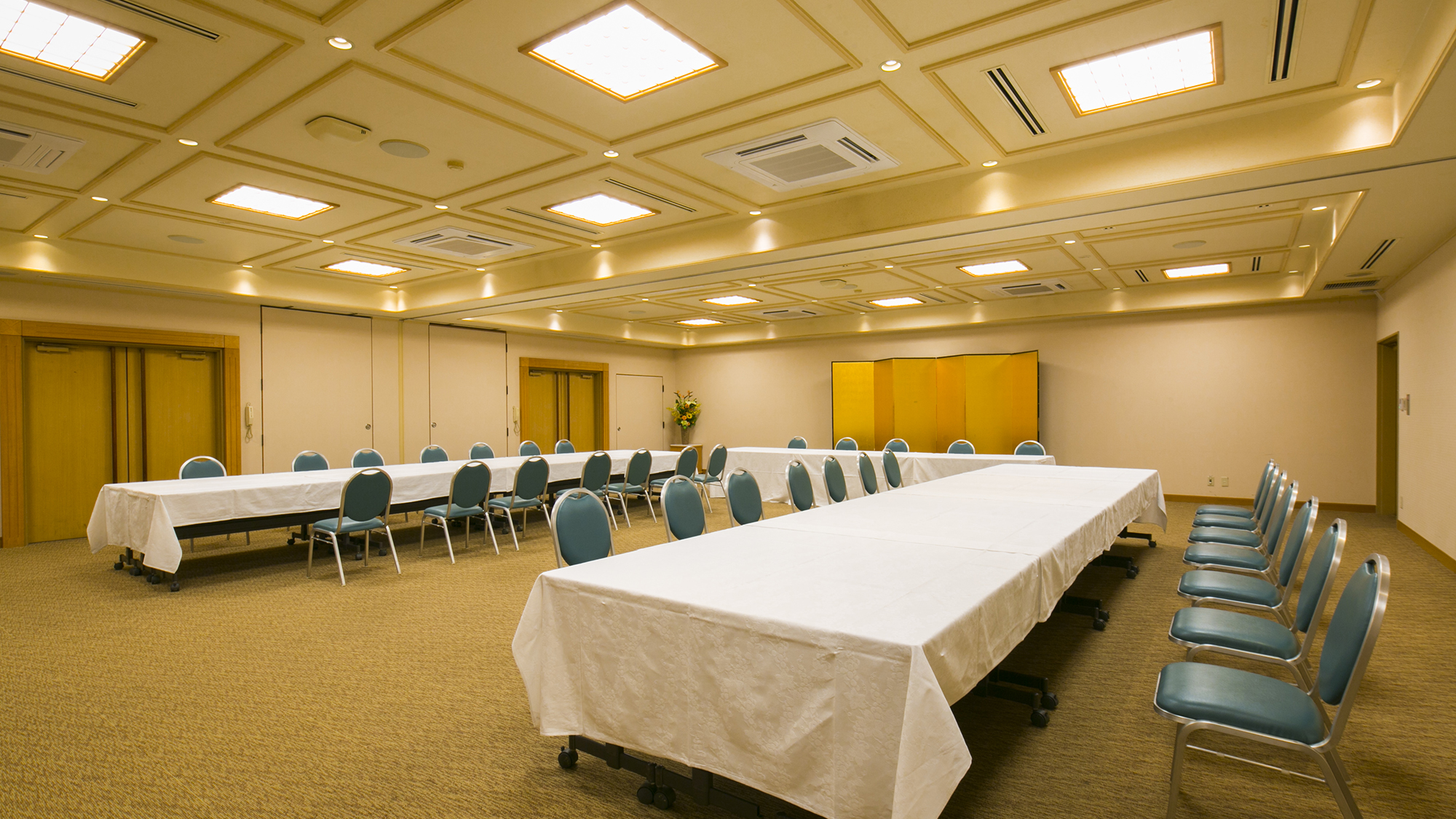 【中宴会場】70名までのご宴席が可能（2分割可）