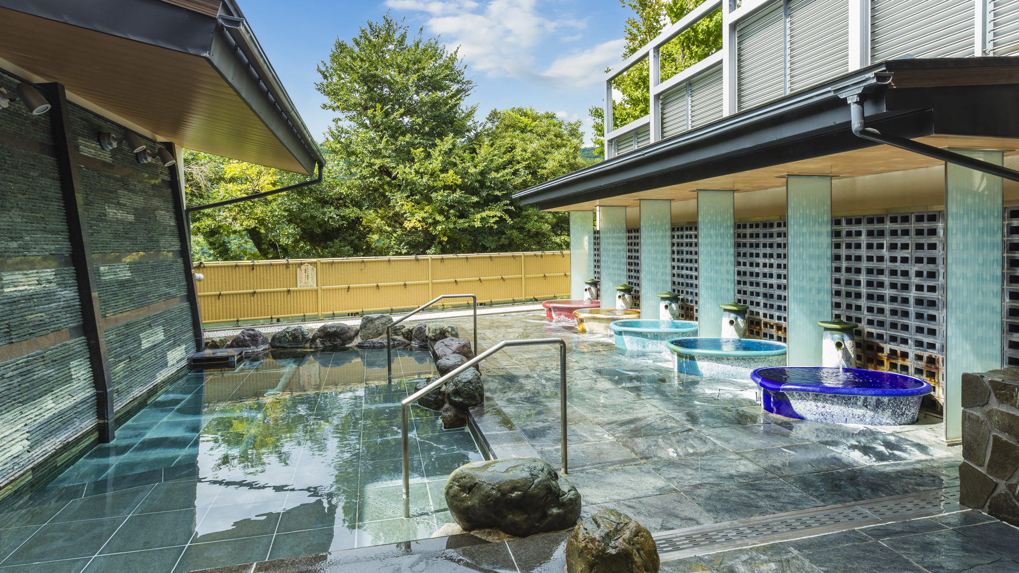 【しずかの湯：露天風呂】岩風呂・壺風呂はそれぞれ水温が違い、お好みに合わせてお選びいただけます。