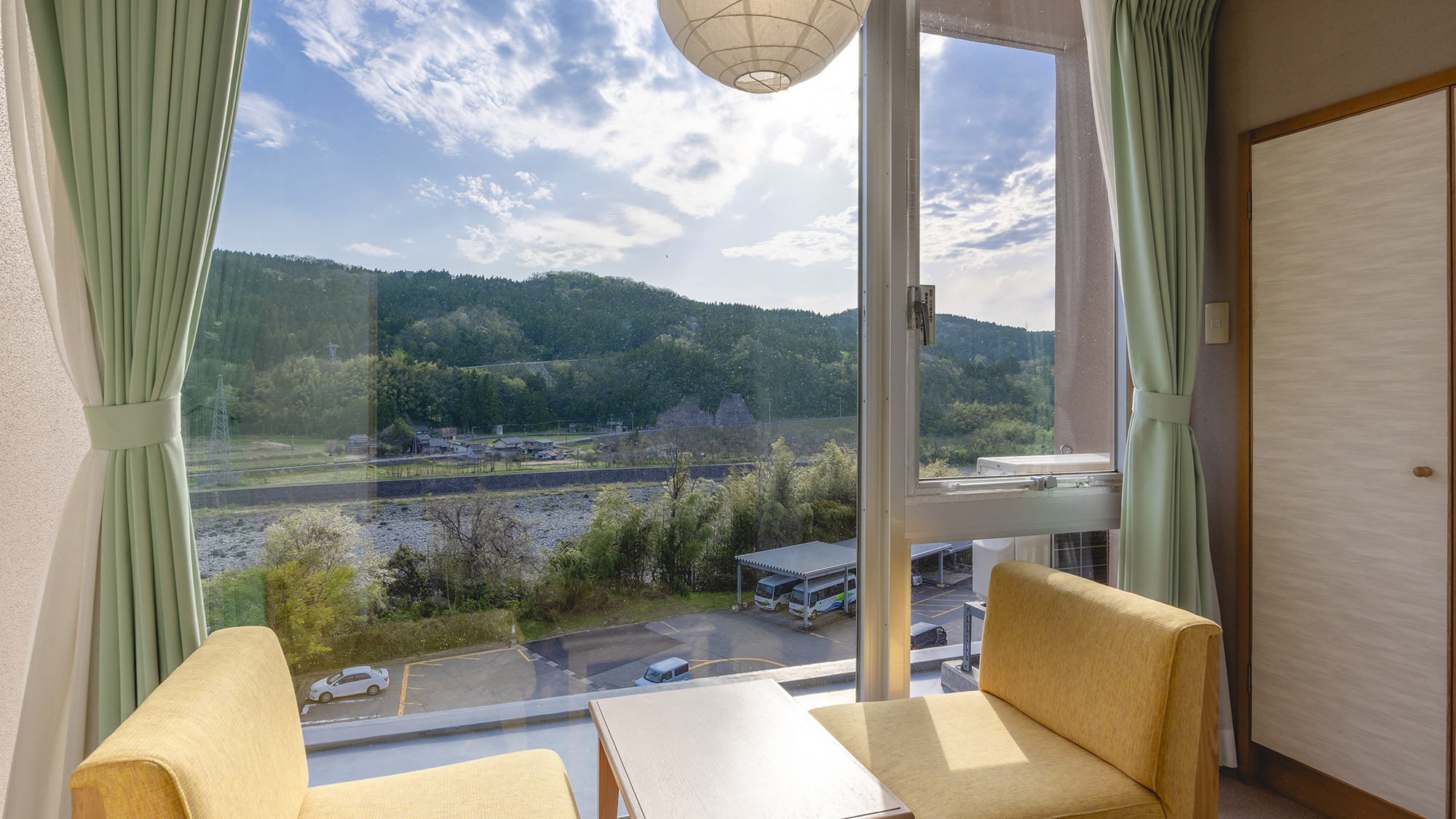 【和室】そっと心がほどけていくような、優しい里山の景色をご覧いただけます。