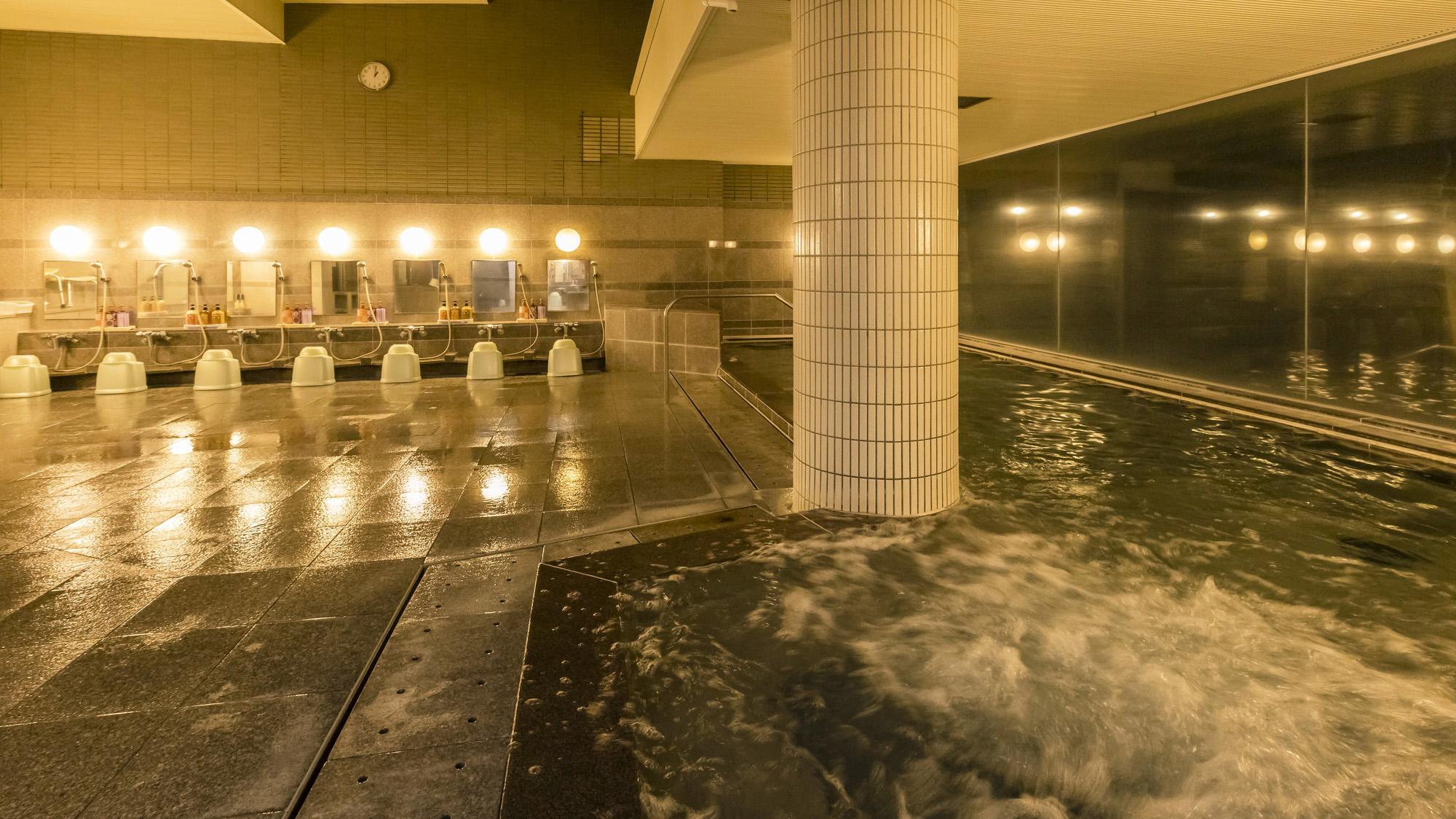 【しずかの湯：内湯】つるつるの手触りへ導く美肌の湯。心地よい泡風呂です。