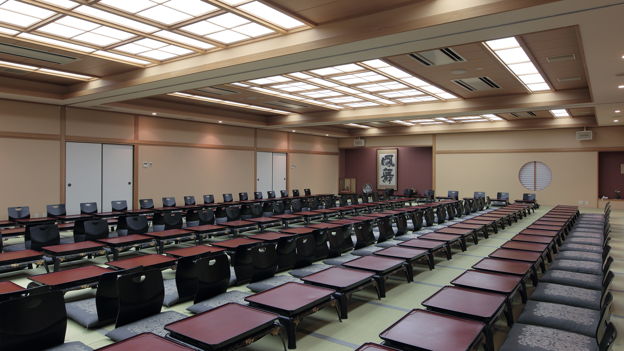 【大宴会場】120名までのご宴席が可能（3分割可）