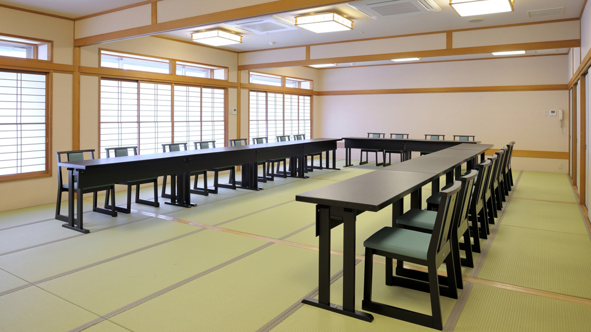 【小宴会場（椅子仕様）】40名までのご宴席が可能（3分割可）