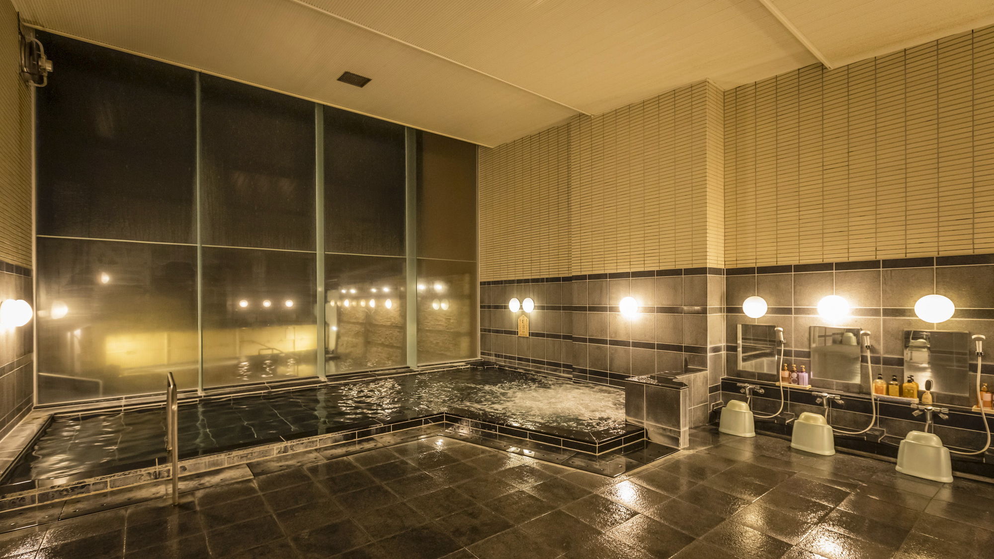 【はるかの湯：内湯】つるつるの手触りへ導く美肌の湯。大きな窓で、室内ながらも開放感抜群です。