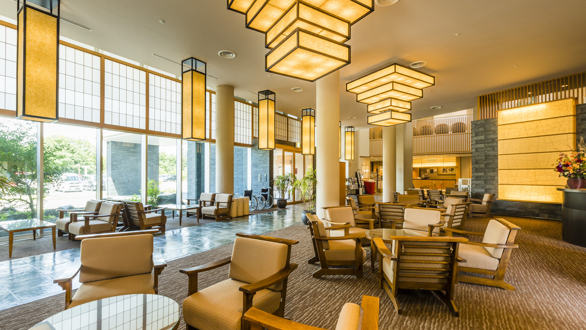 【ロビー】開放感あふれる空間で、お客様をお迎えします。