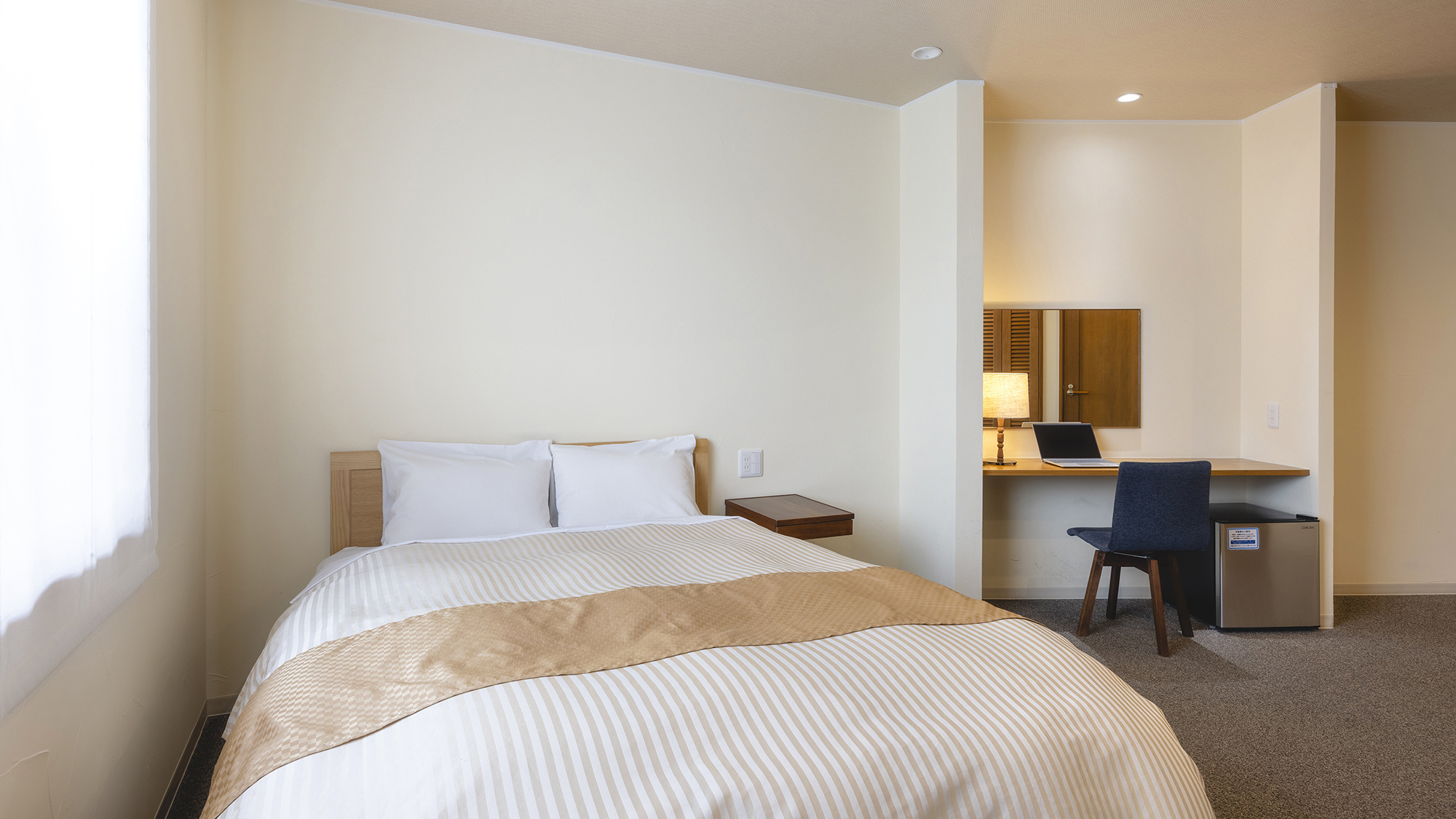 【セミダブル】旅の疲れを癒す広々としたベッド。ビジネスにも、一人旅にもおすすめです。