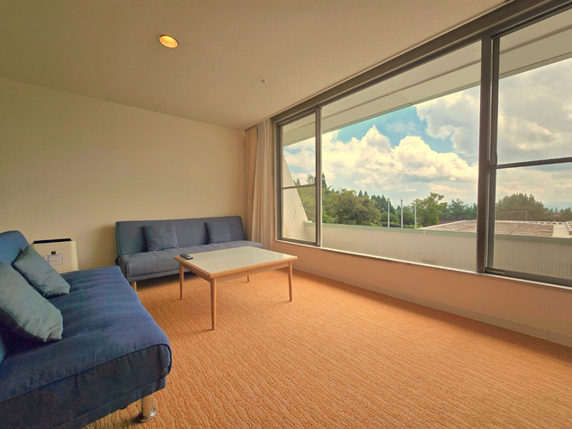 【2階和洋室(一例)】洋間｜解放的な大きな窓