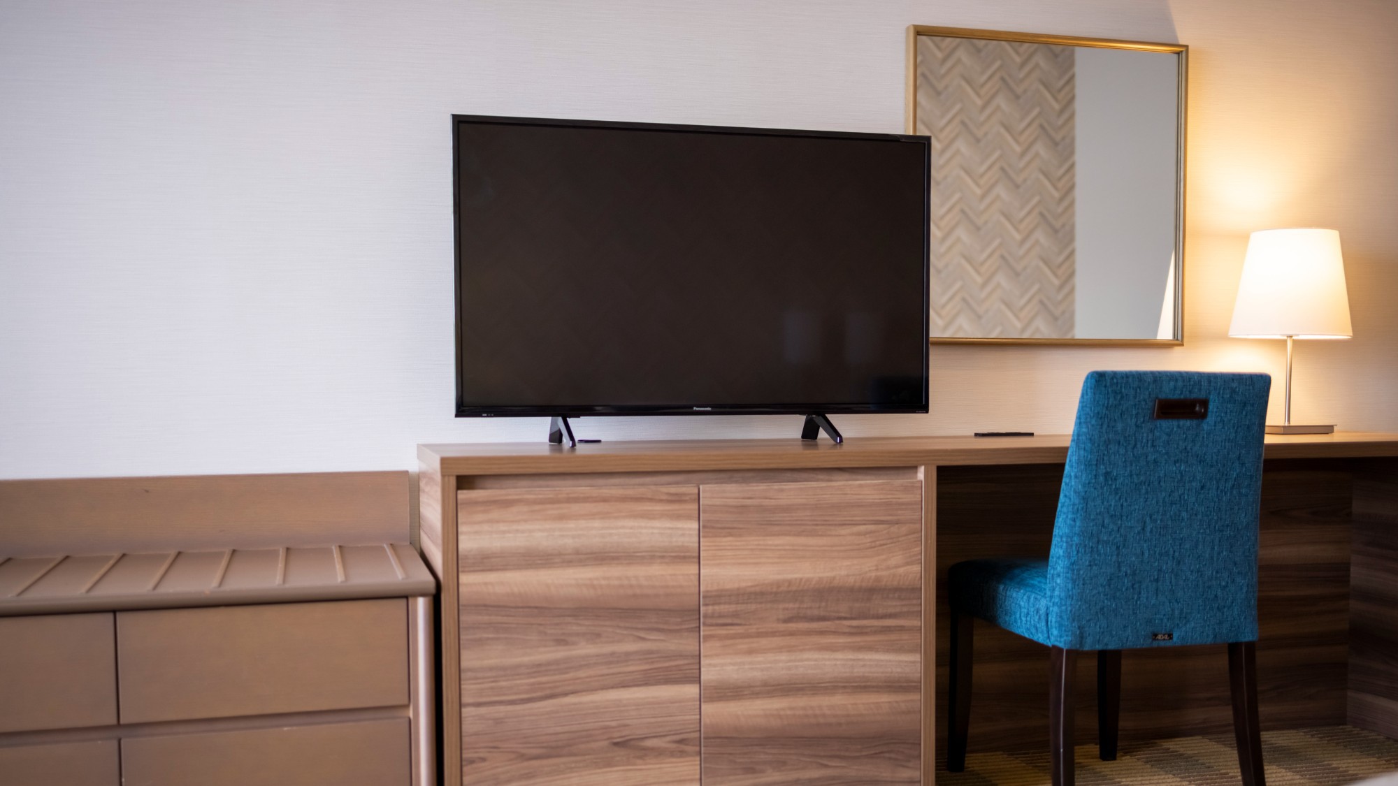 【客室】41平米洋室レイクビュー｜お部屋には簡易的なデスクと椅子もございます。