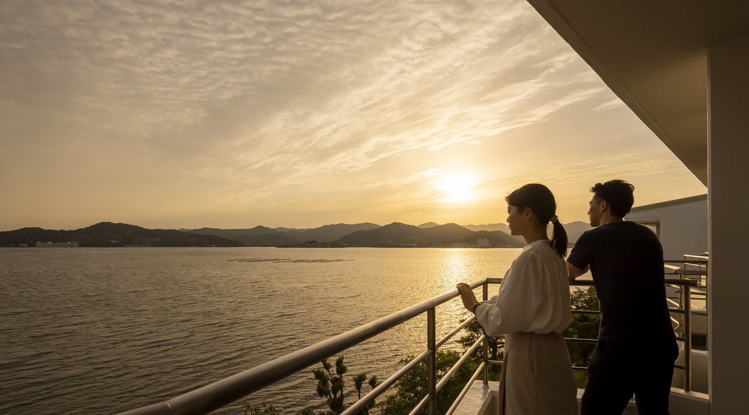 【客室】和洋室レイクビュー(定員5名)｜バルコニーからの景色は穏やかな浜名湖が一望できます。