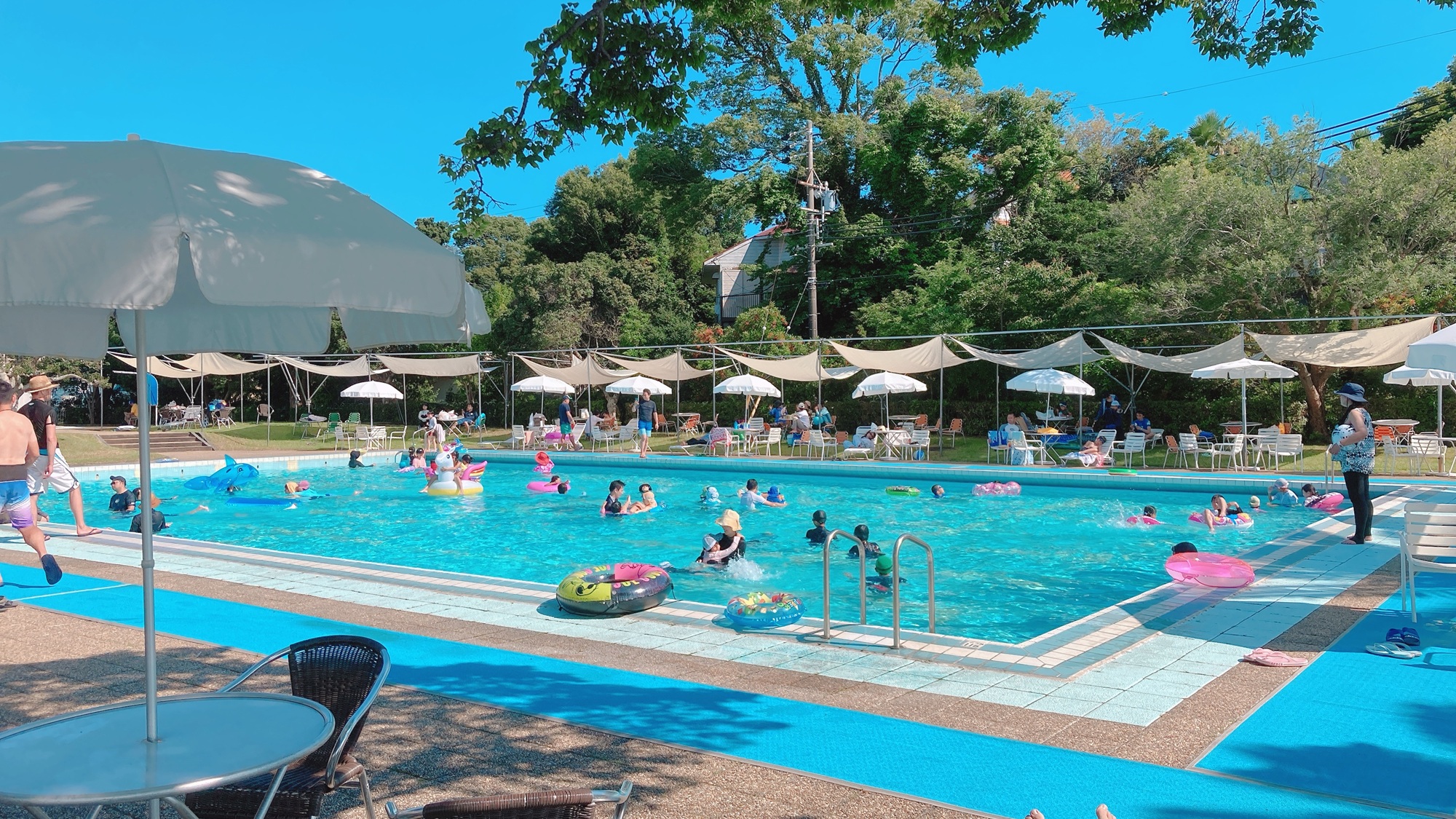 【アクティビティ】夏は当館隣接のプールで思いっきり水遊びを楽しんでくださいませ。(別途有料)