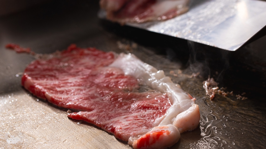 【ディナーブッフェ】地元産直「峯野牛」スペイン風鉄板焼きで。焼きたてのブランド肉をご堪能ください。