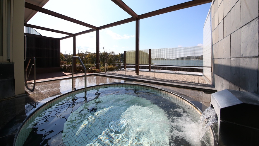 ☆【大浴場】露店風呂｜夕方になると雰囲気が一変します。奥浜名湖を一望できる露天風呂でお楽しみください