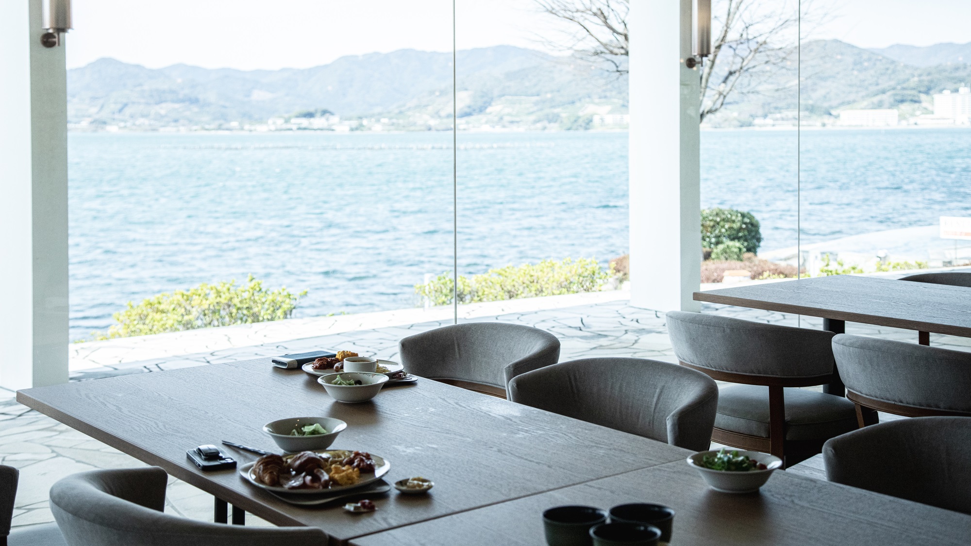 【レストラン／朝】浜名湖を一望できるロケーションと心地よいリゾートスタイルがコンセプト