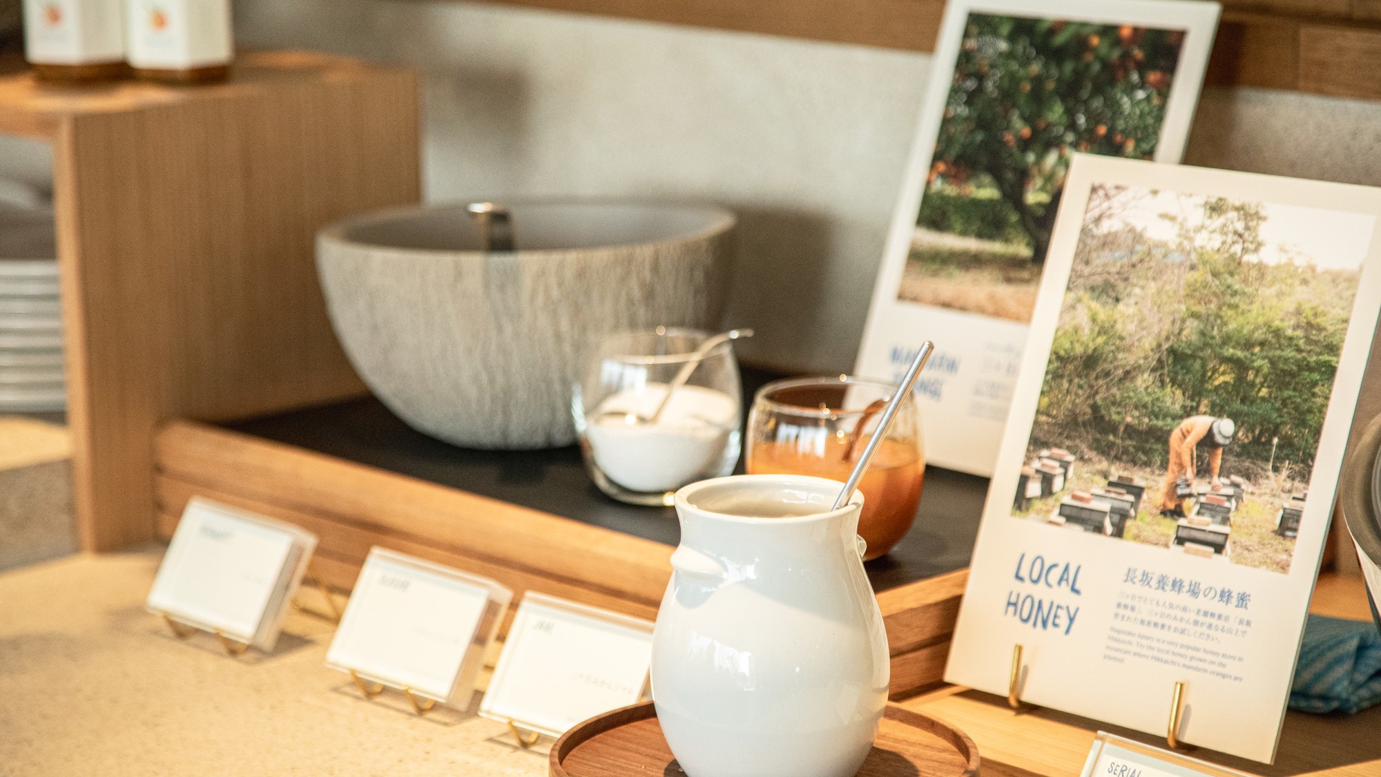 【朝食ブッフェ】地元養蜂場直送のはちみつなどをご用意。ヨーグルトにかけるのがお薦め。