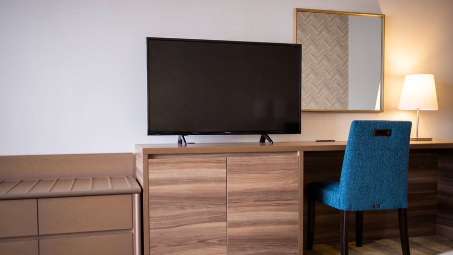 ☆【客室】41平米洋室レイクビュー｜お部屋には簡易的なデスクと椅子もございます。