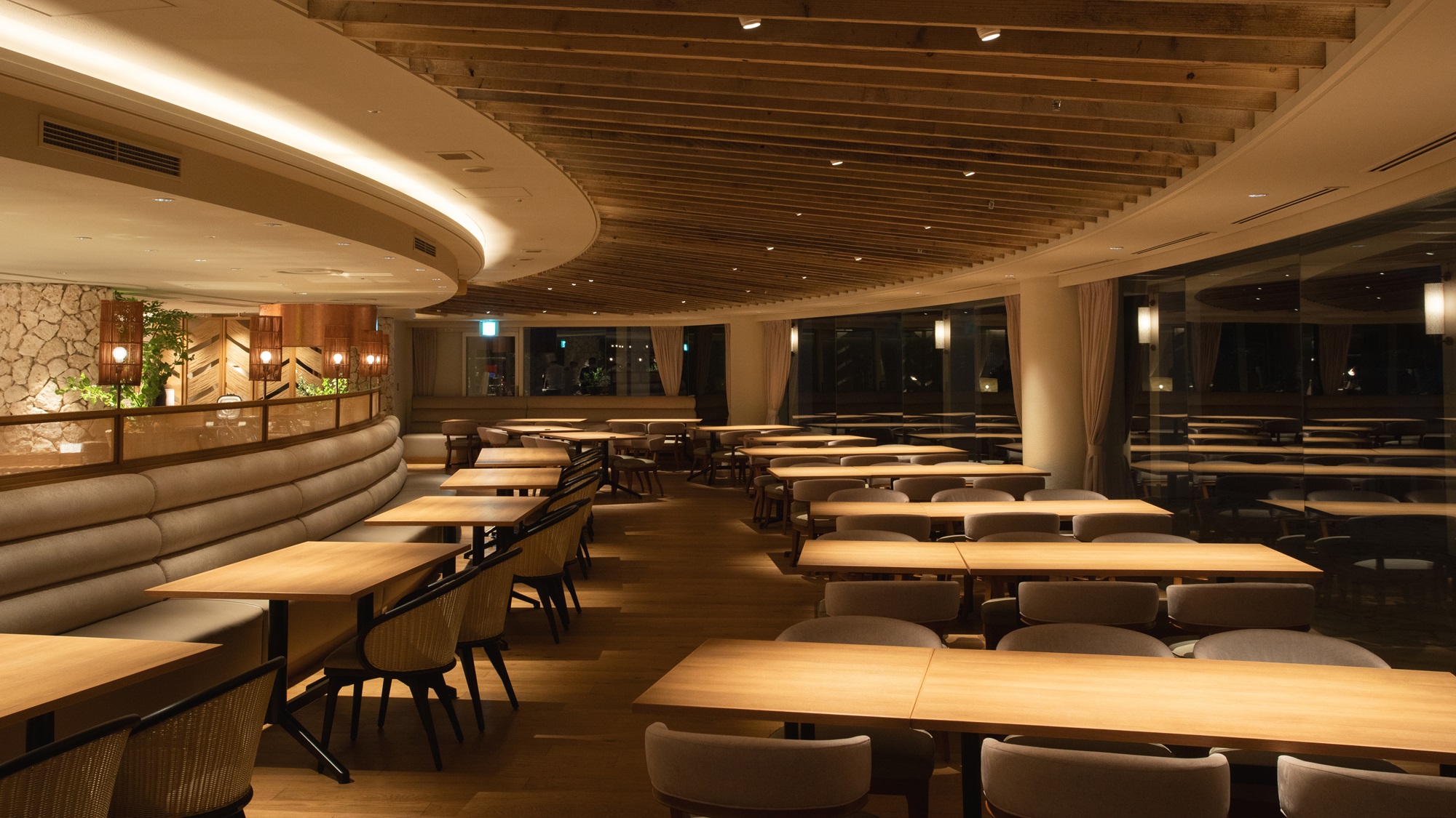 【レストラン／夜】1階に位置するレストラン「ラ・マレー」は浜名湖の絶景を感じられる造りとなってます。