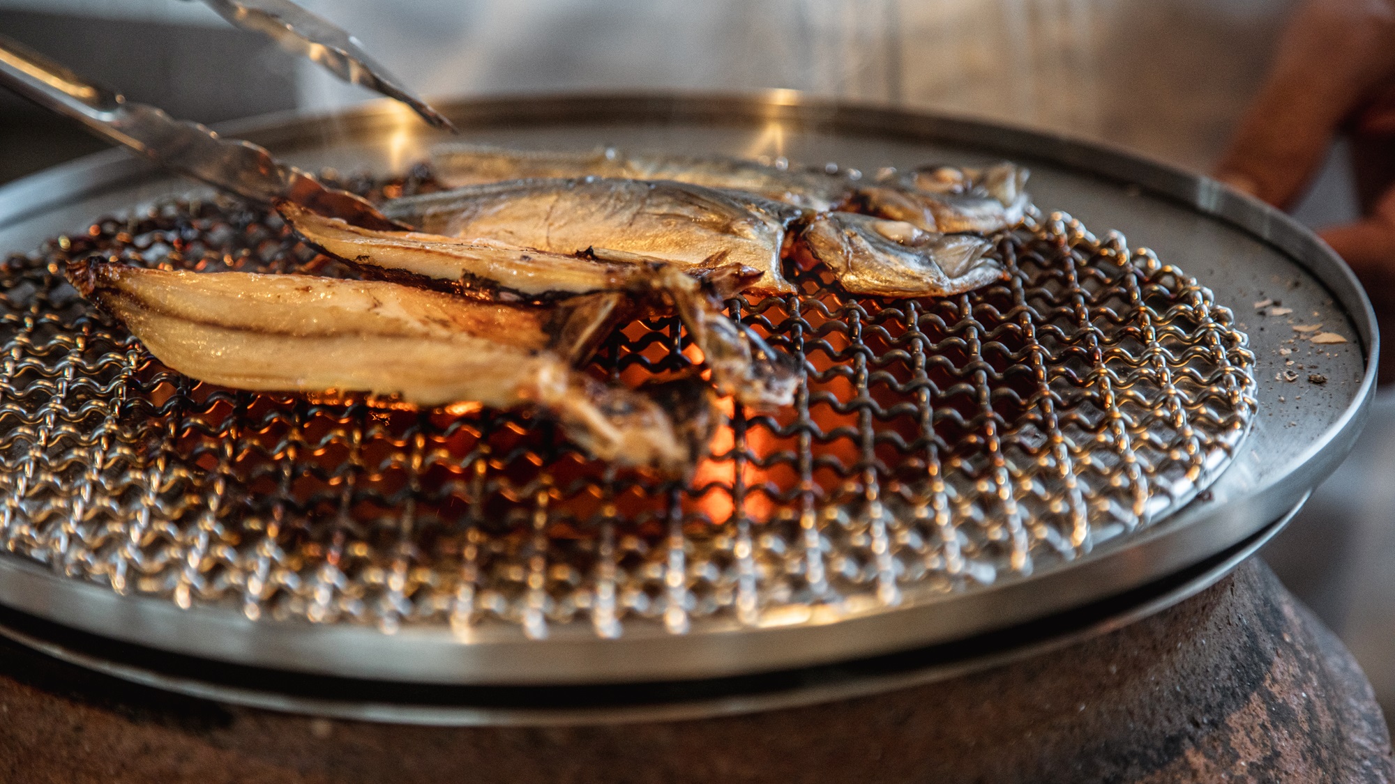 【朝食ブッフェ】ライブカウンターではギリシャの150年前の壺で料理人が焼く旬魚をお楽しみください