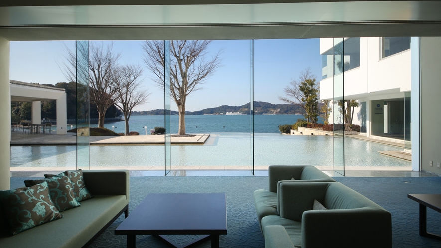 ☆【館内】ラウンジ｜ラウンジからは奥浜名湖が一望でき、とても開放感のある景色がお楽しみいただけます。