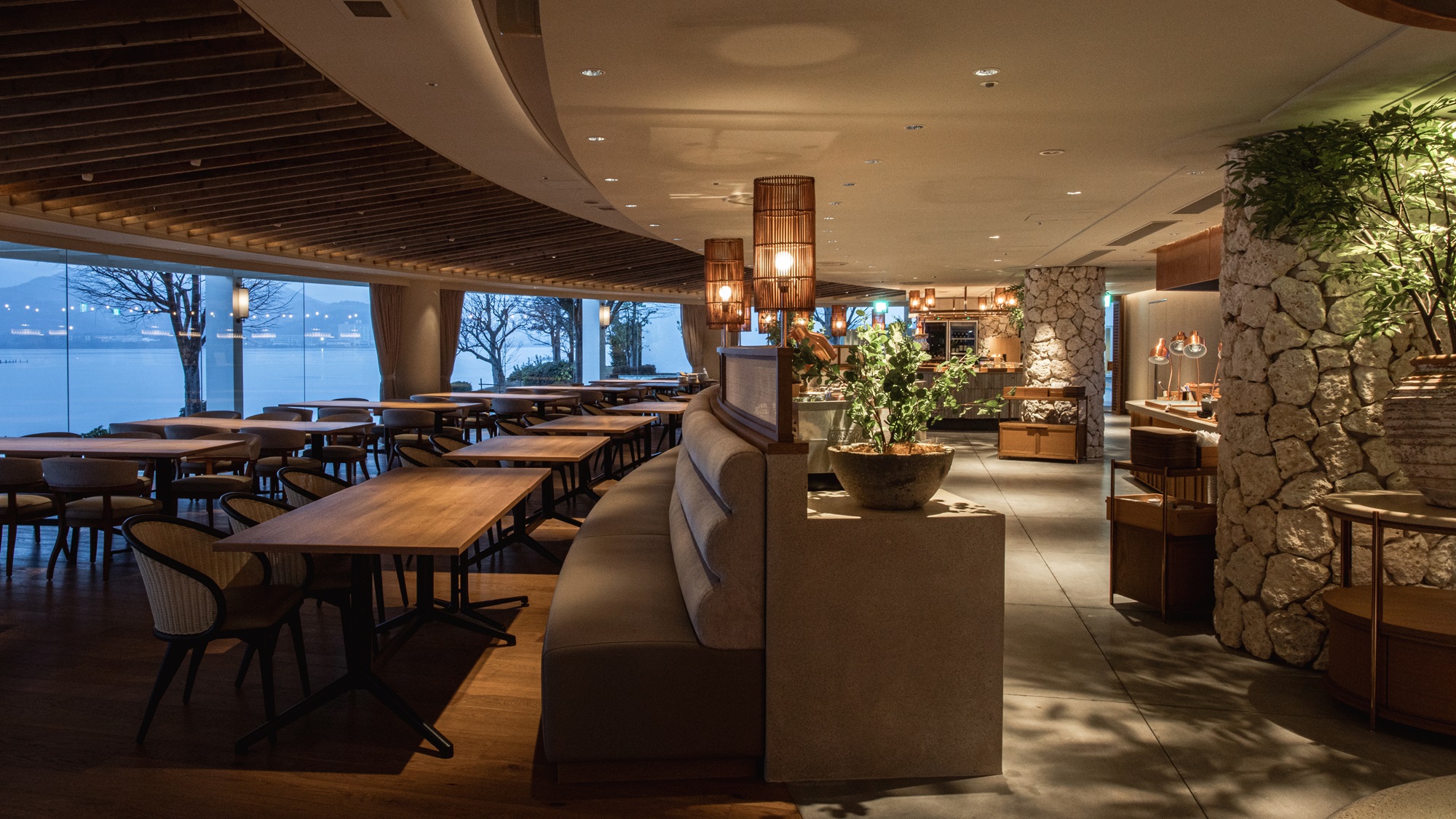 【レストラン／夜】浜名湖を一望できるロケーションと心地よいリゾートスタイルがコンセプト