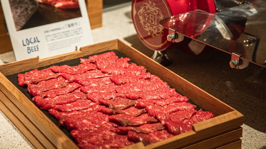 【夕食ブッフェ】ライブキッチンでは料理人が目の前で「峯野牛」の薄切り肉を鉄板で焼きご提供しております