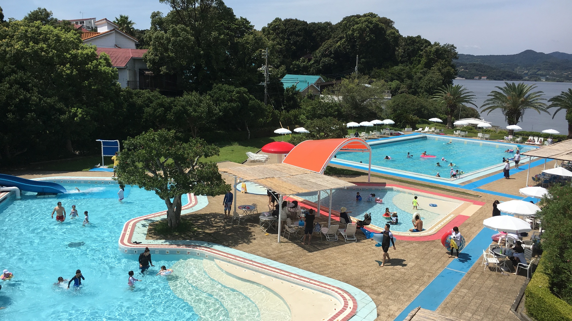 【アクティビティ】当館隣接のプールにはお子様に大人気の「スライダープール」もございます！(別途有料)