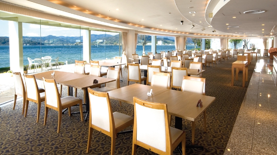 ☆【レストラン】ラ・マレー｜レストランからも浜名湖が一望できます。景色とともにお食事をご堪能ください