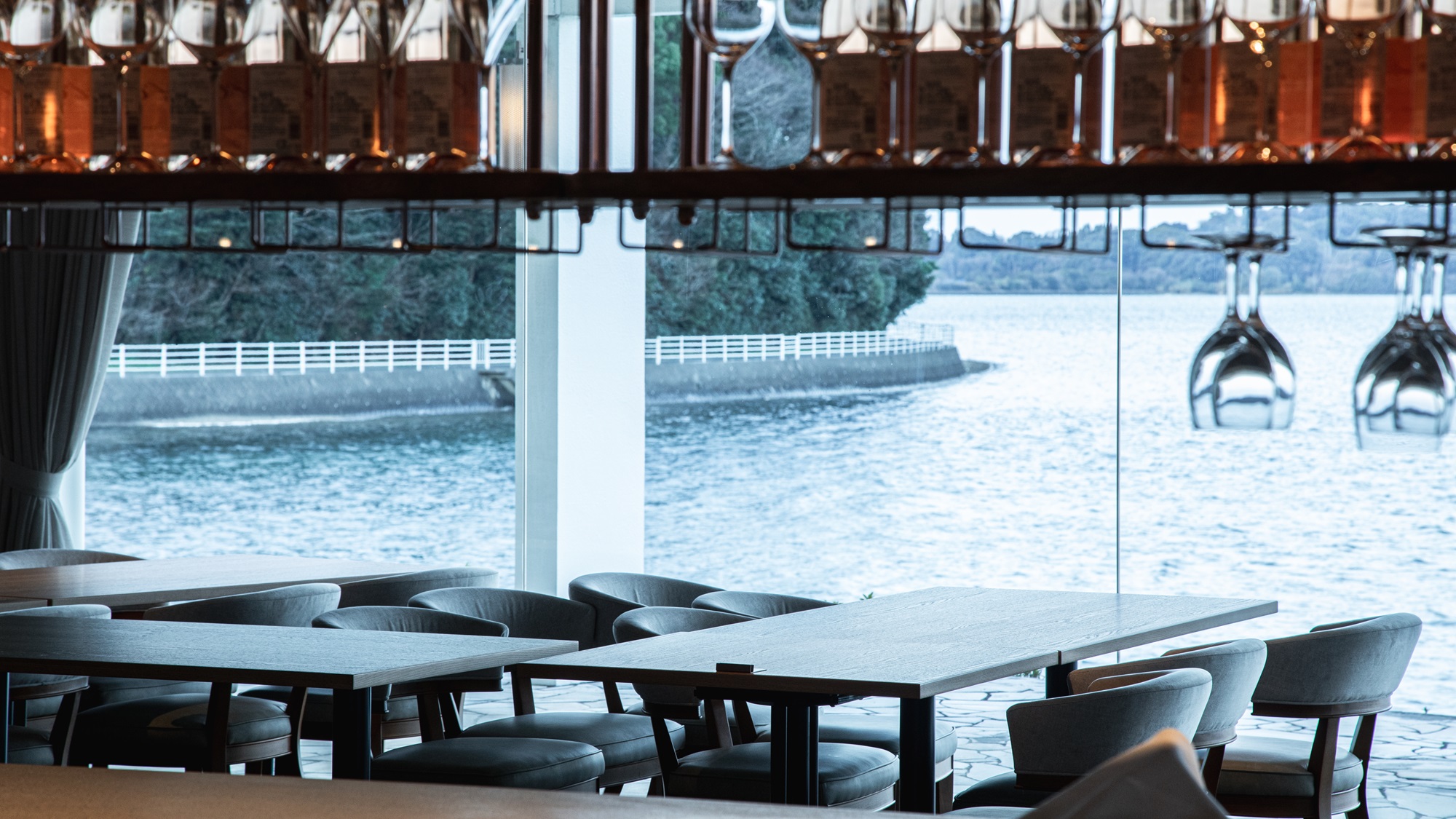 【レストラン／朝】浜名湖を一望できるロケーションと心地よいリゾートスタイルがコンセプト