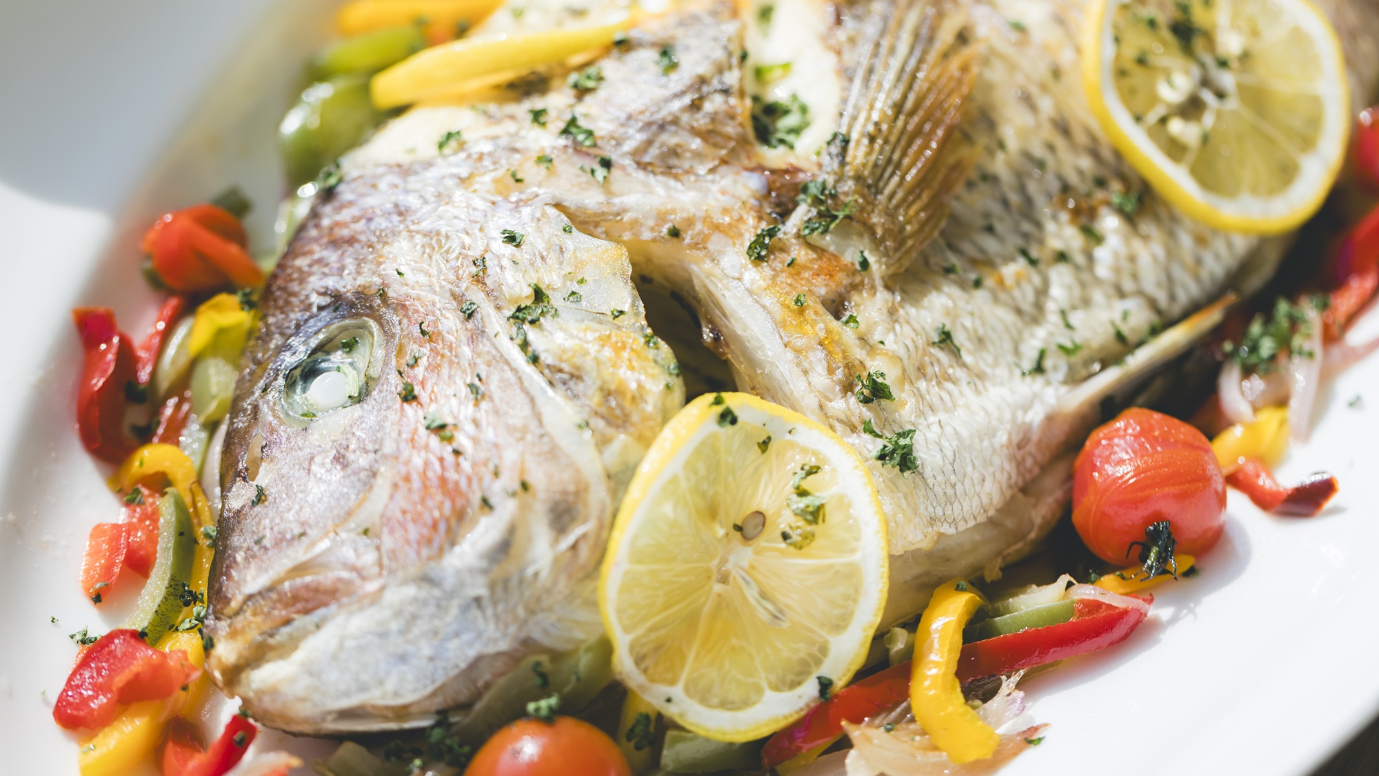 【ご夕食ブッフェイメージ】魚の地中海ロースト。夏らしいさっぱりといたレモン風味です。