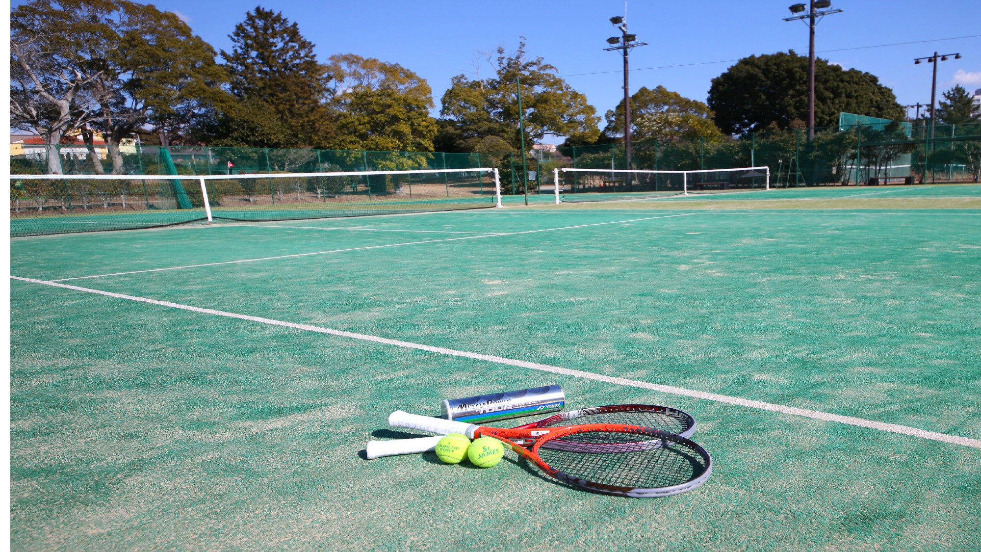 【アクティビティ】テニスコート｜隣接のサニーパークにございます！ラッケトなどのレンタルも可能です。