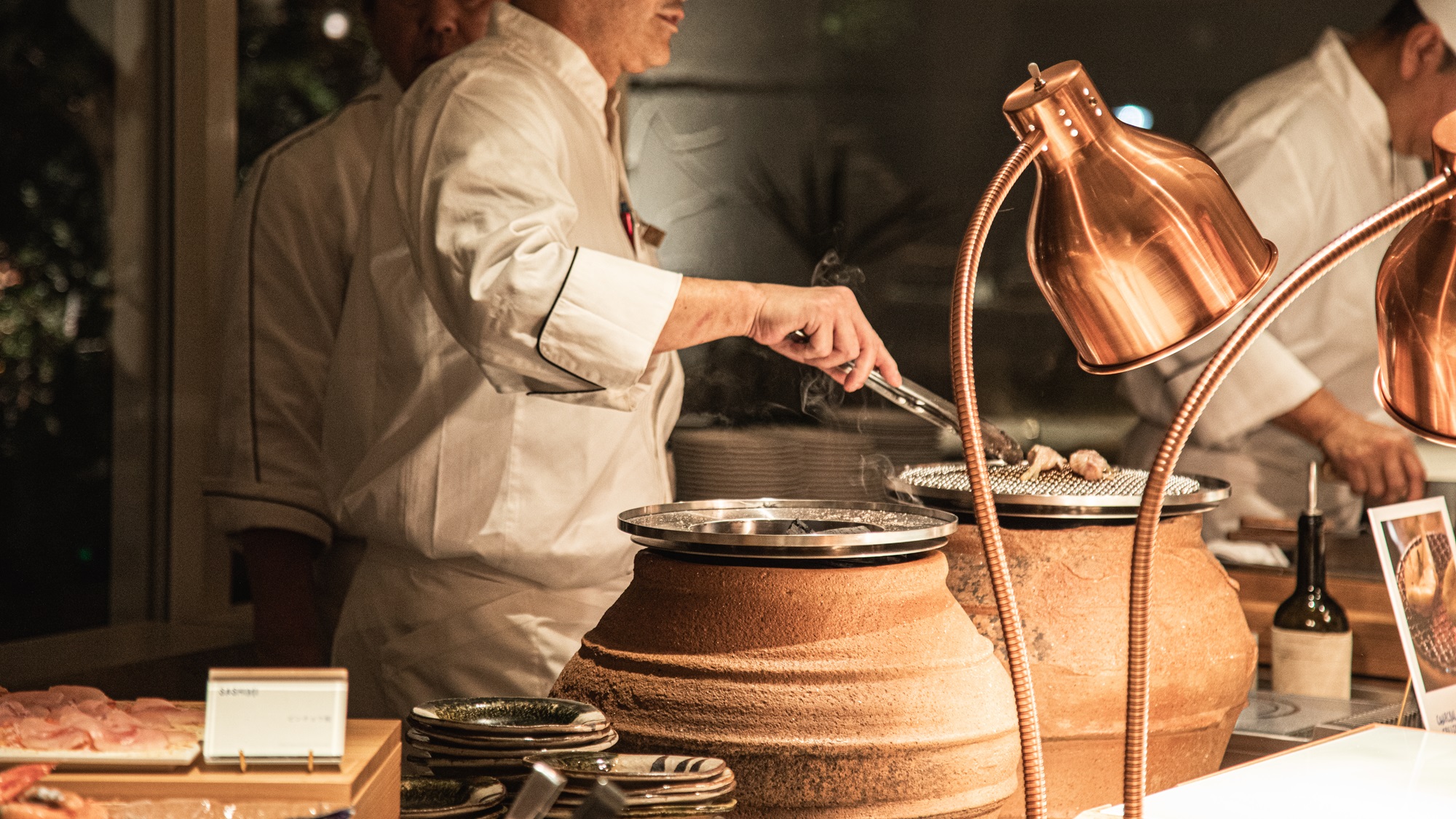 【夕食ブッフェ】ライブキッチンでは料理人が目の前で「焼河豚」を火鉢で焼いてご提供しております。