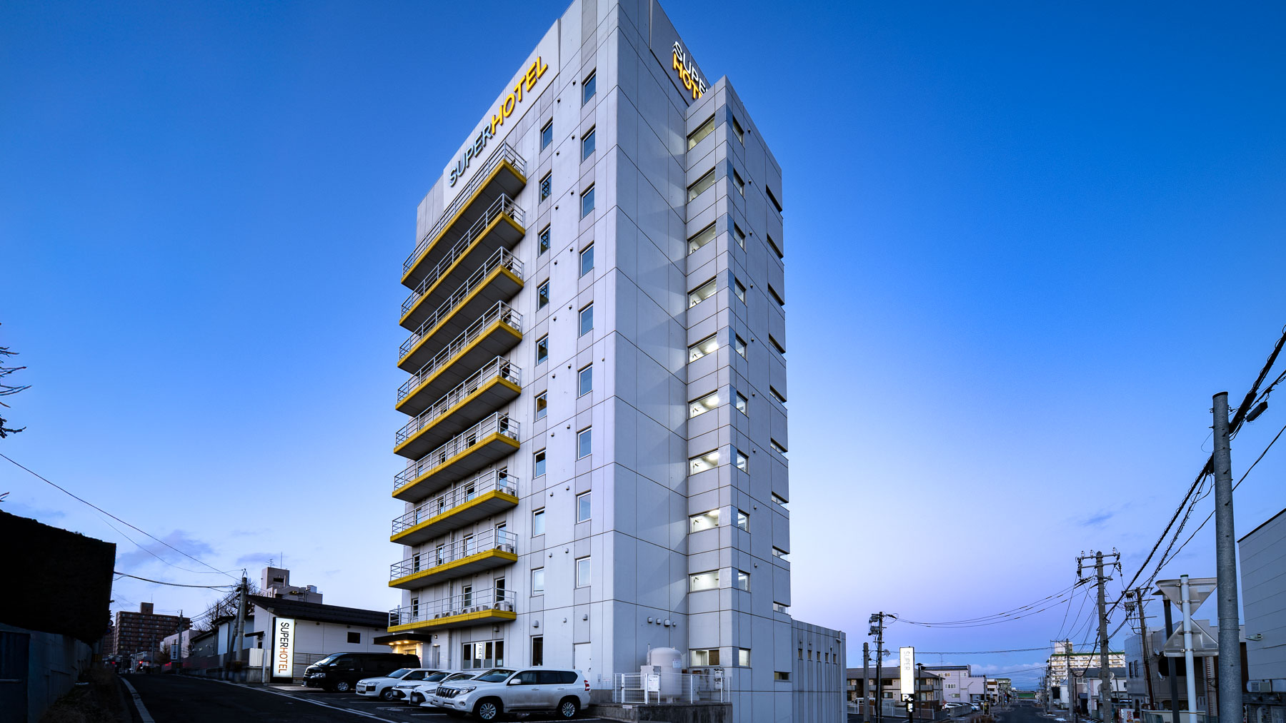 静かな夜に佇む、優しい光のランドマーク