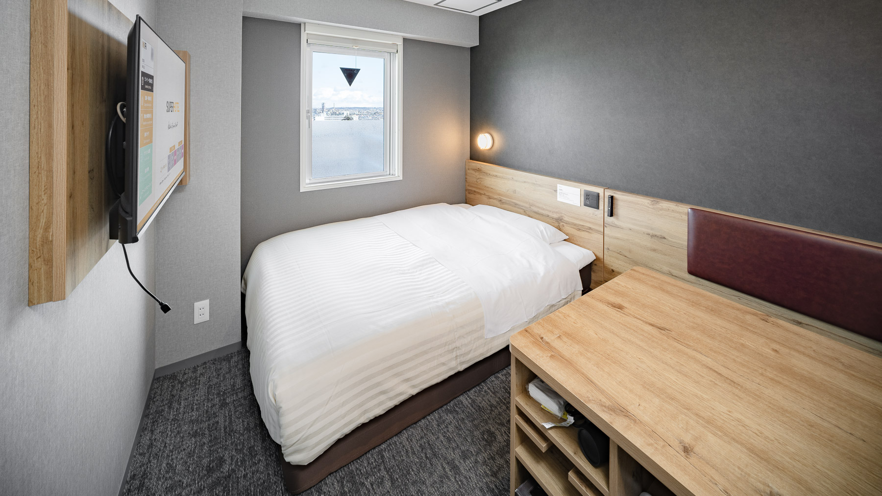 ワイドデスク完備,ベッドサイズ150cm幅