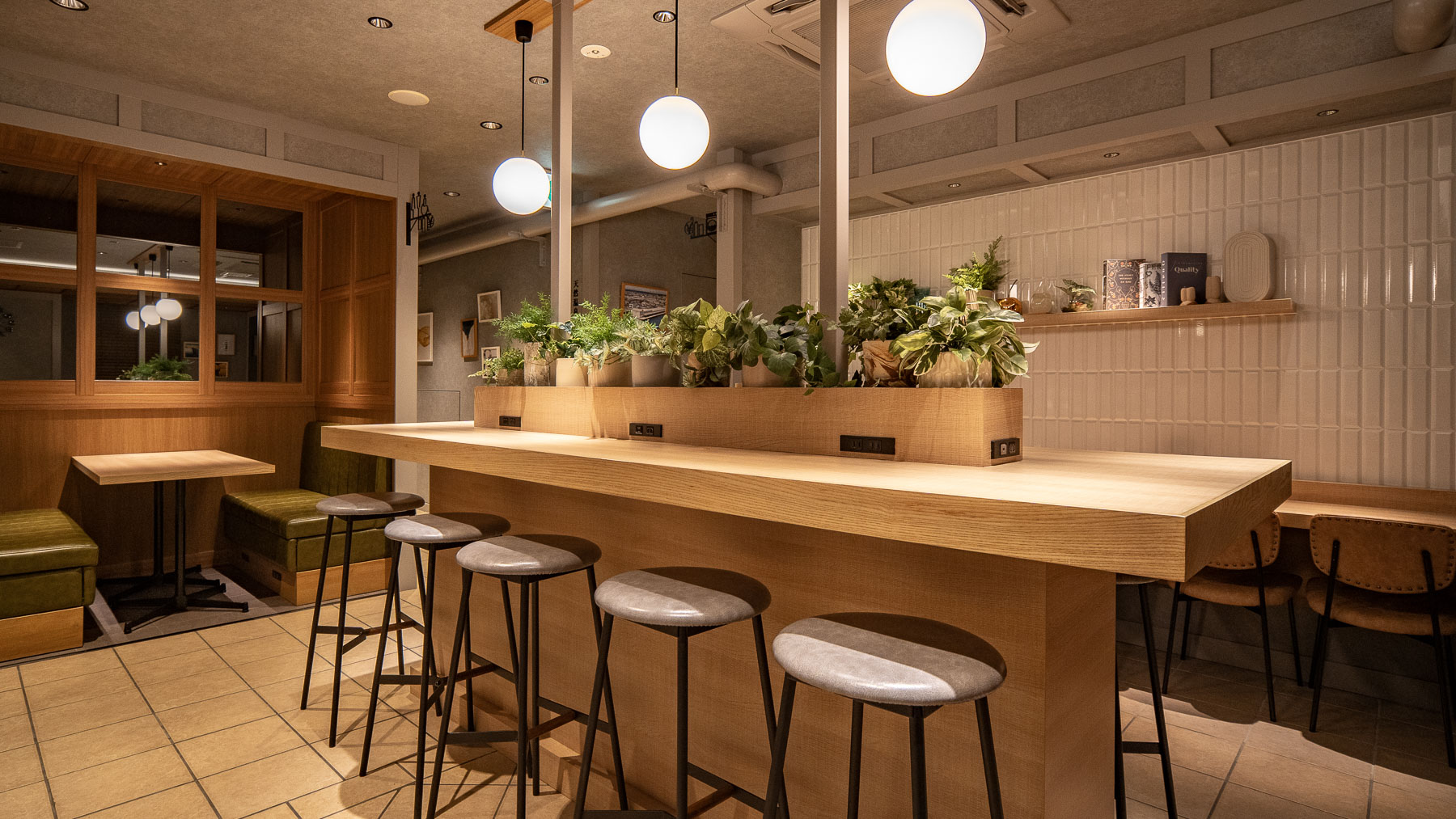 温かみのある照明がラウンジを照らします