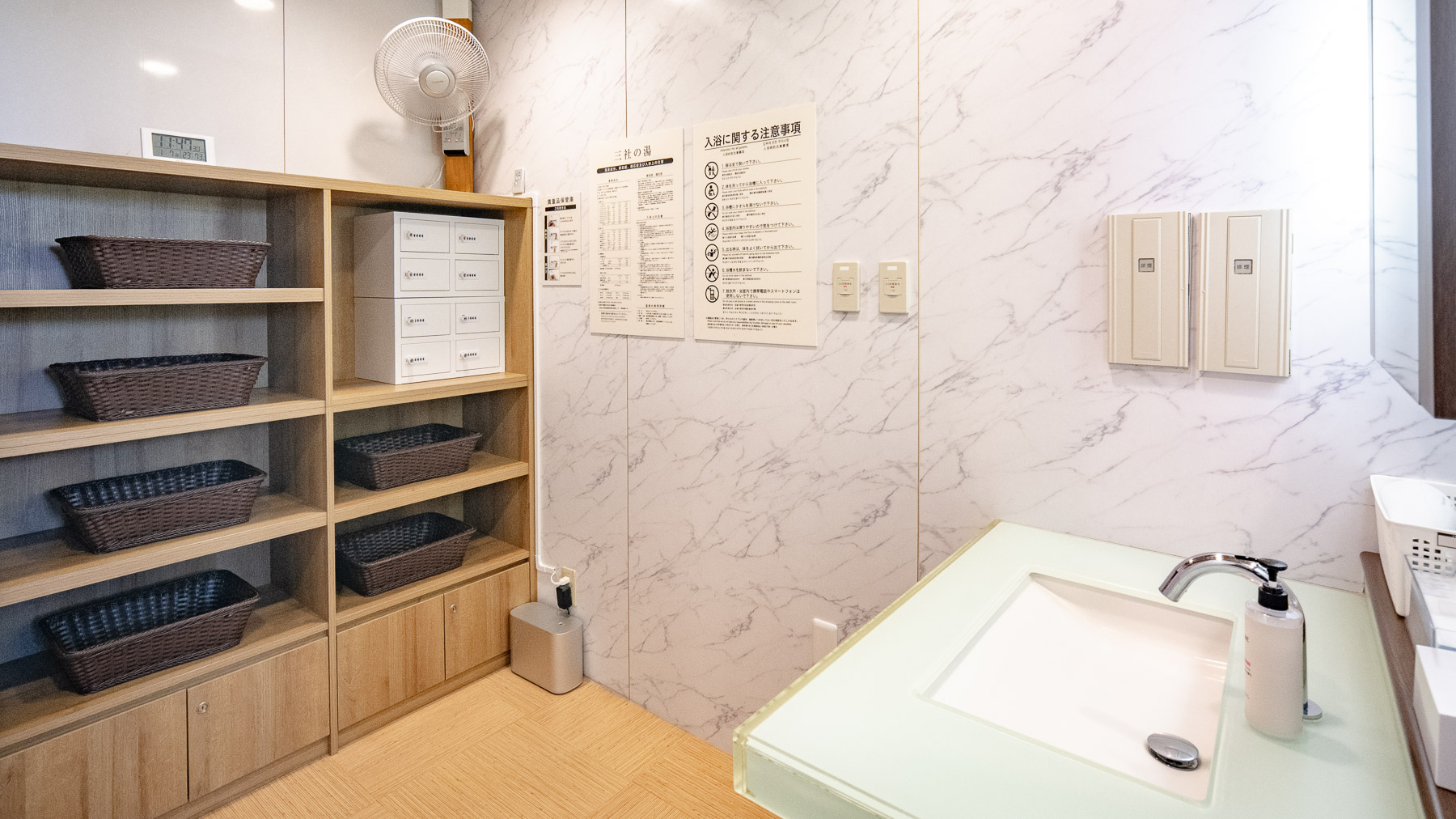 御用の際にフロントにつながる電話あり